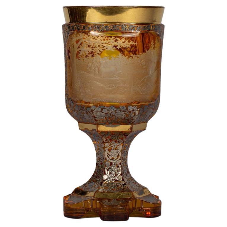 Grand gobelet de Bohème ambré et transparent, vers 1840