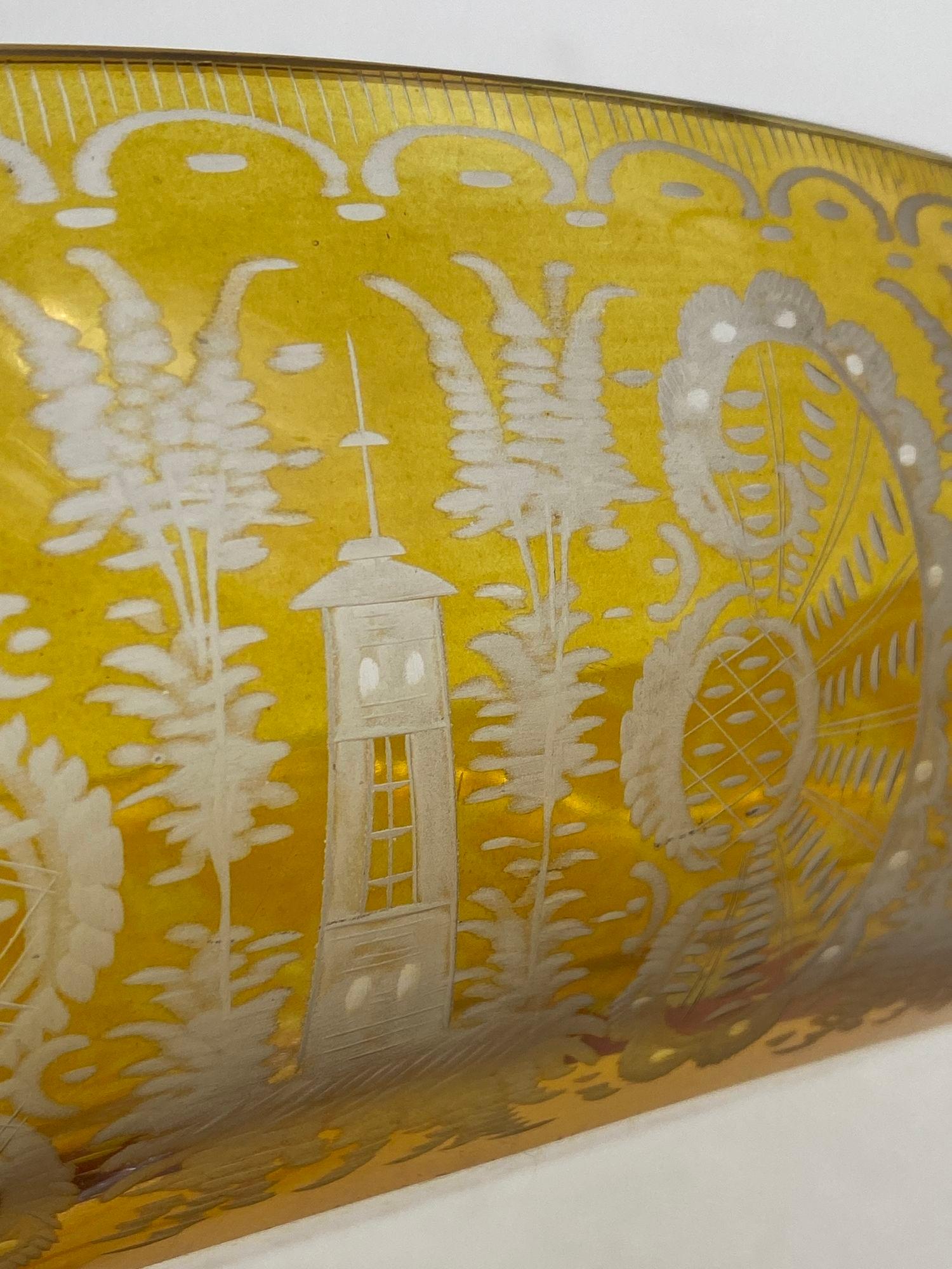 Début du 20ème siècle Bol de forme évasée en verre ambré de Bohème, vers 1900 en vente