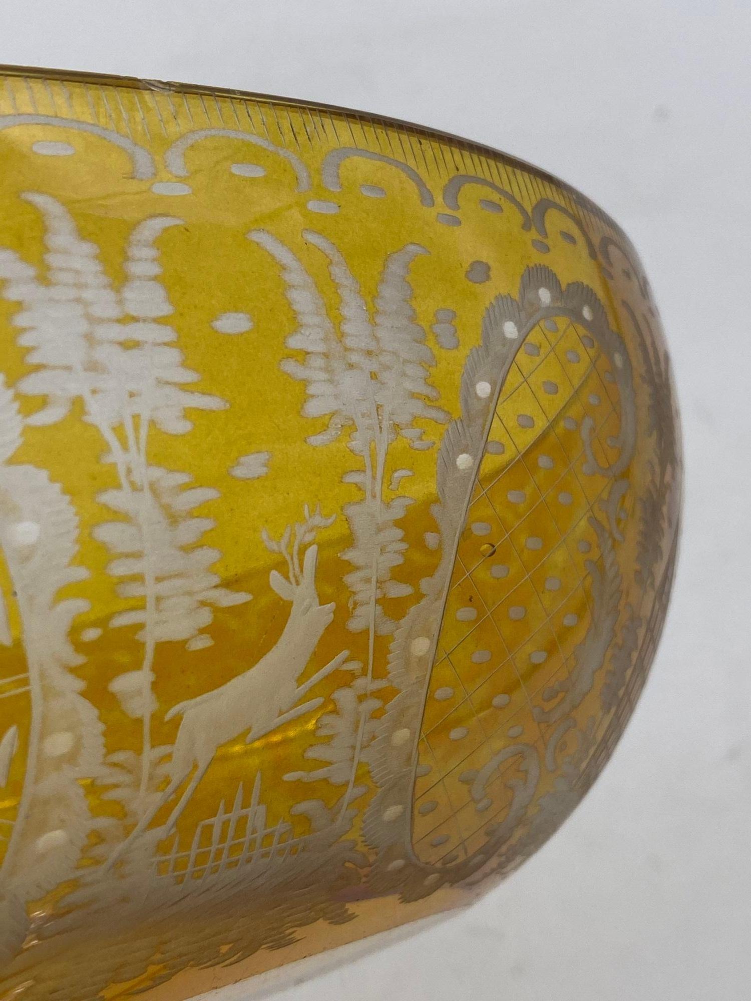 Verre Bol de forme évasée en verre ambré de Bohème, vers 1900 en vente