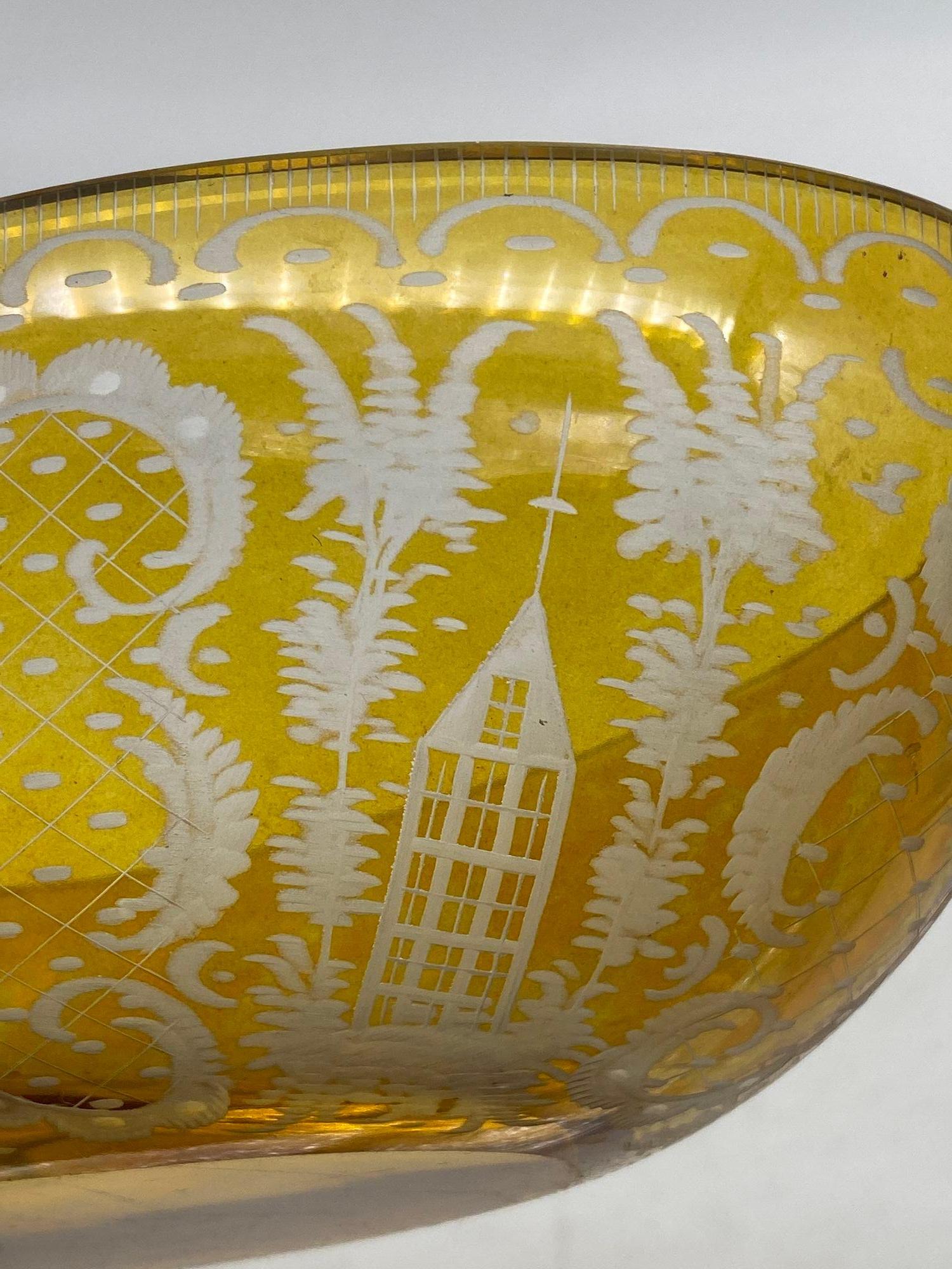 Böhmische Schale aus bernsteinfarbenem Glas ausgestellte Form, CIRCA 1900 im Angebot 1