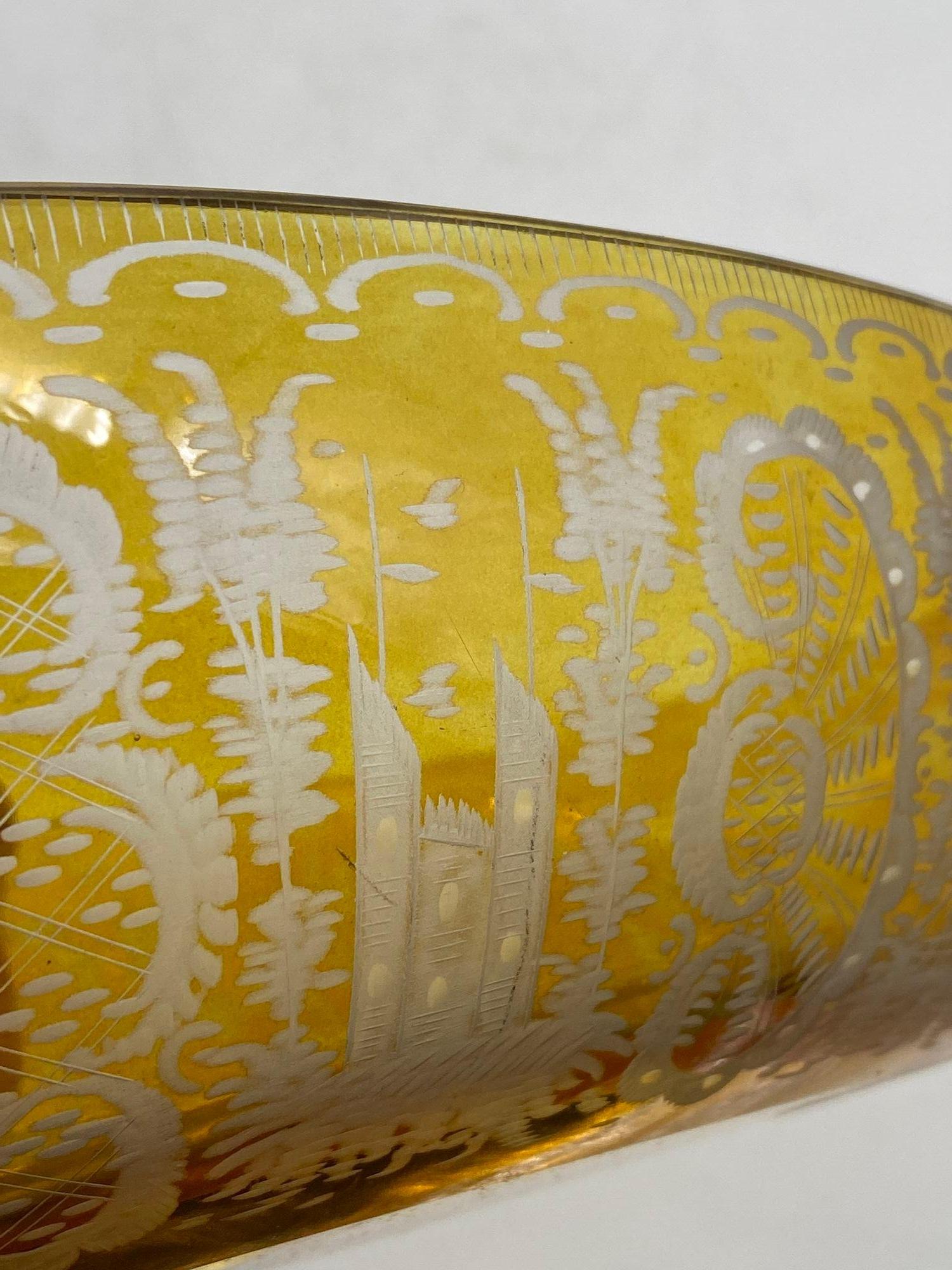 Bol de forme évasée en verre ambré de Bohème, vers 1900 en vente 3