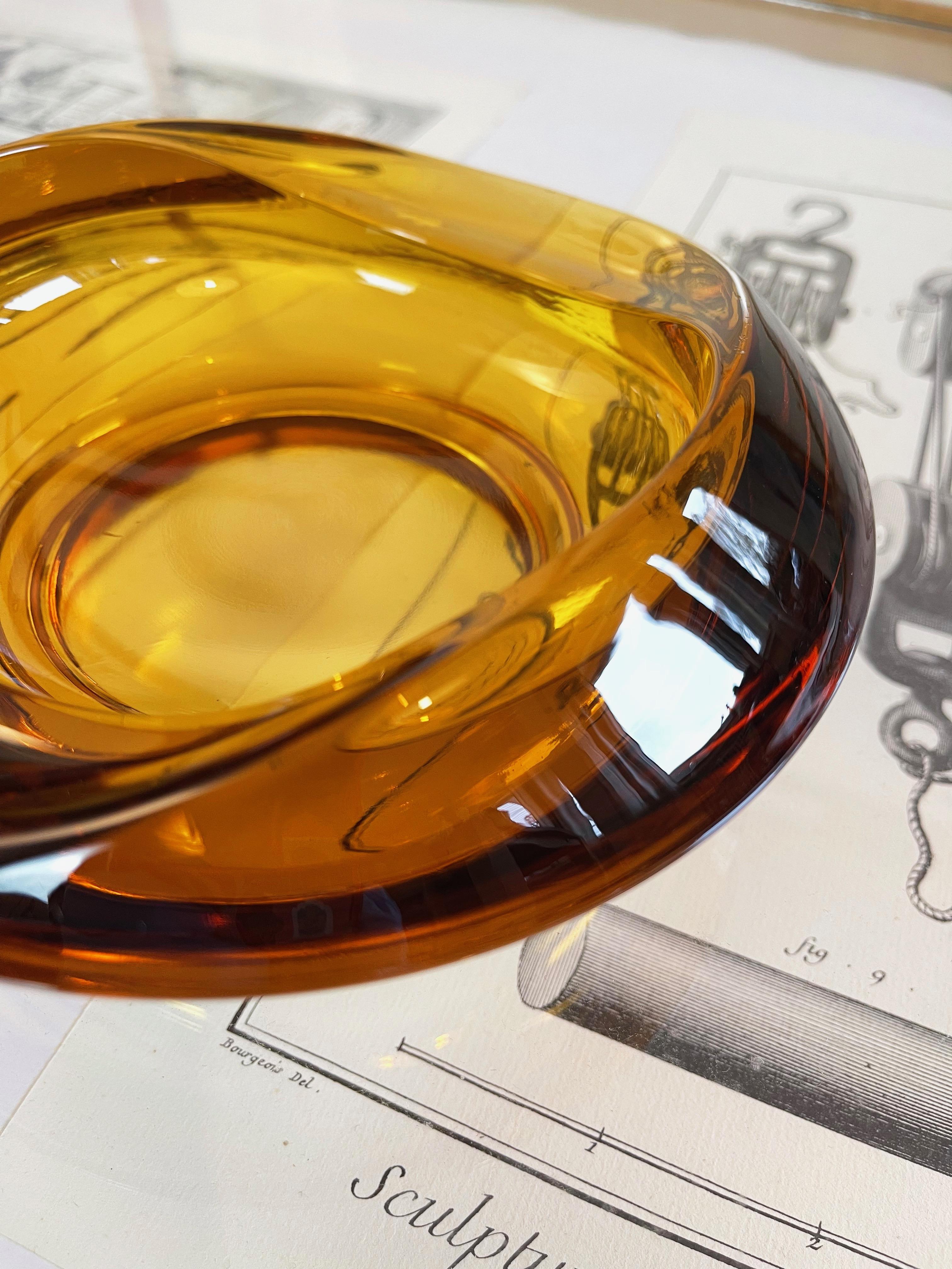 A very beautiful and large heavy vintage Rosice ashtray with elegantly curved three dimensional rollercoaster shapes by
Rudolf Jurnikl in 1962, being pattern number 1045.
Here in a juicy, glowing amber.
The fantastic colour and sculptural shape make