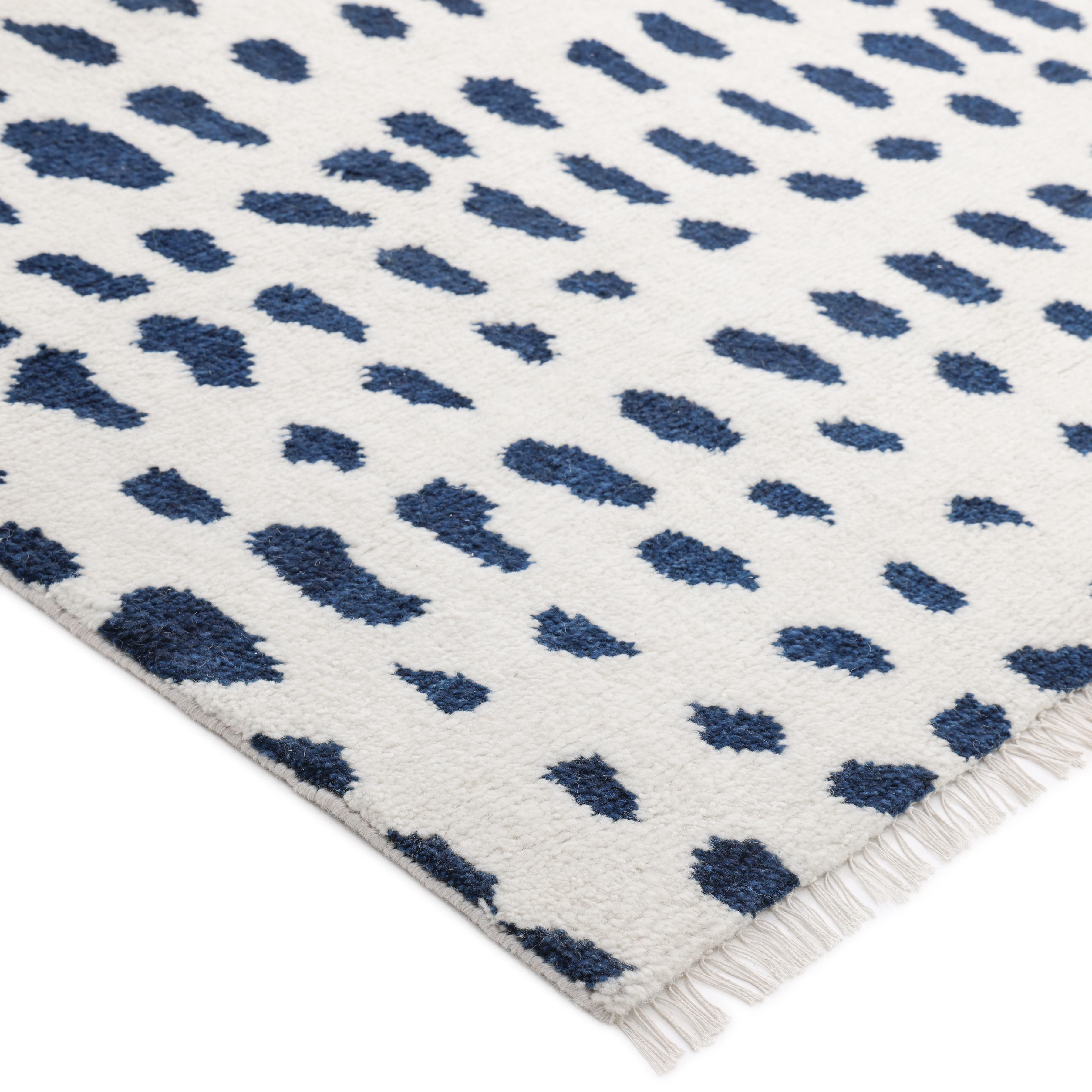Las alfombras marroquíes, como las Beni Ourains y las boucherouites, son muy apreciadas por su pelo afelpado que hace que caminar descalzo sea una delicia. Anudada a mano con lana suntuosa y diseños inspirados en motivos tribales centenarios, la