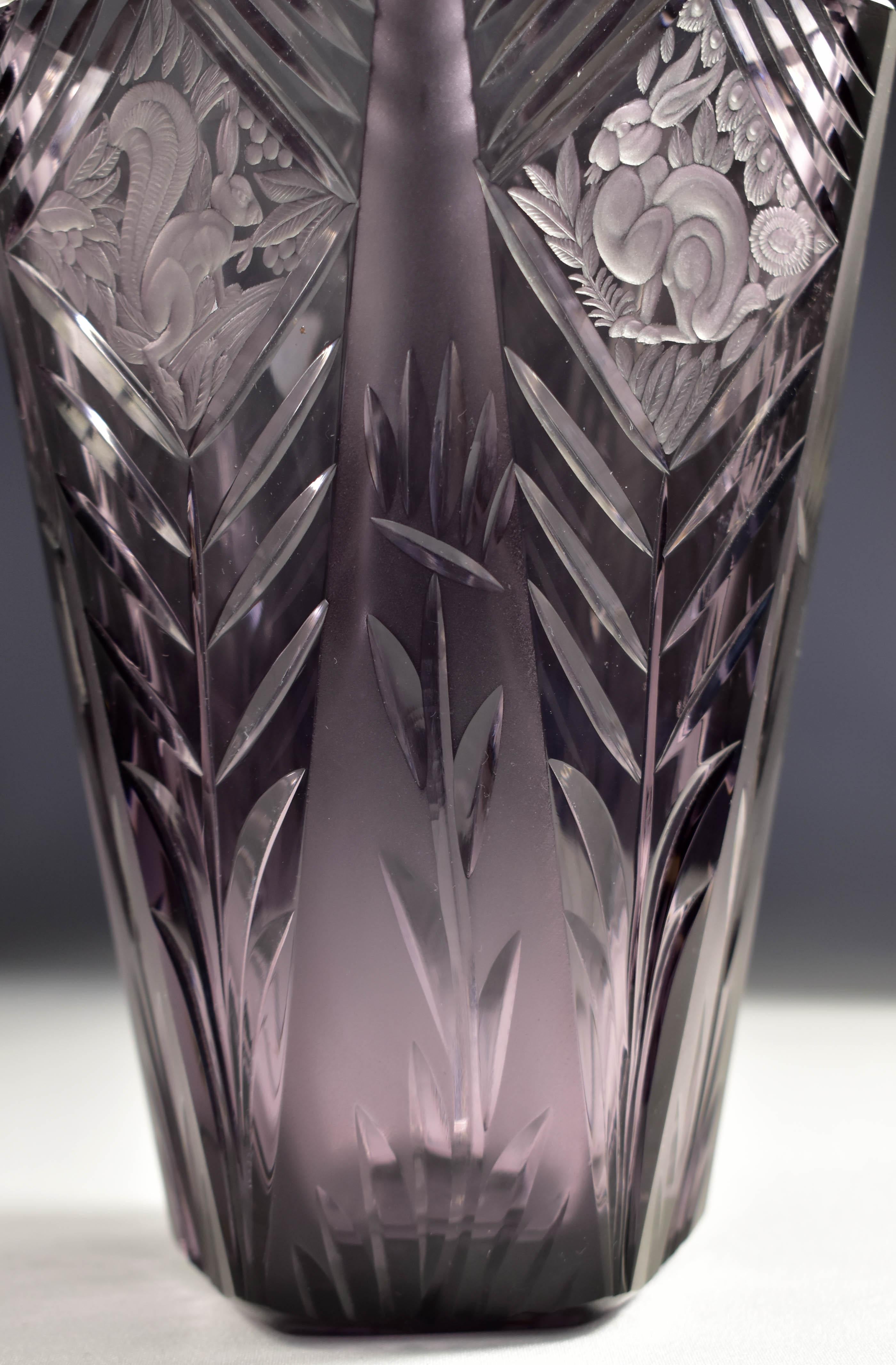 Vase ancien de Bohème  Verre améthyste taillé et gravé Art déco 20ème siècle en vente 5