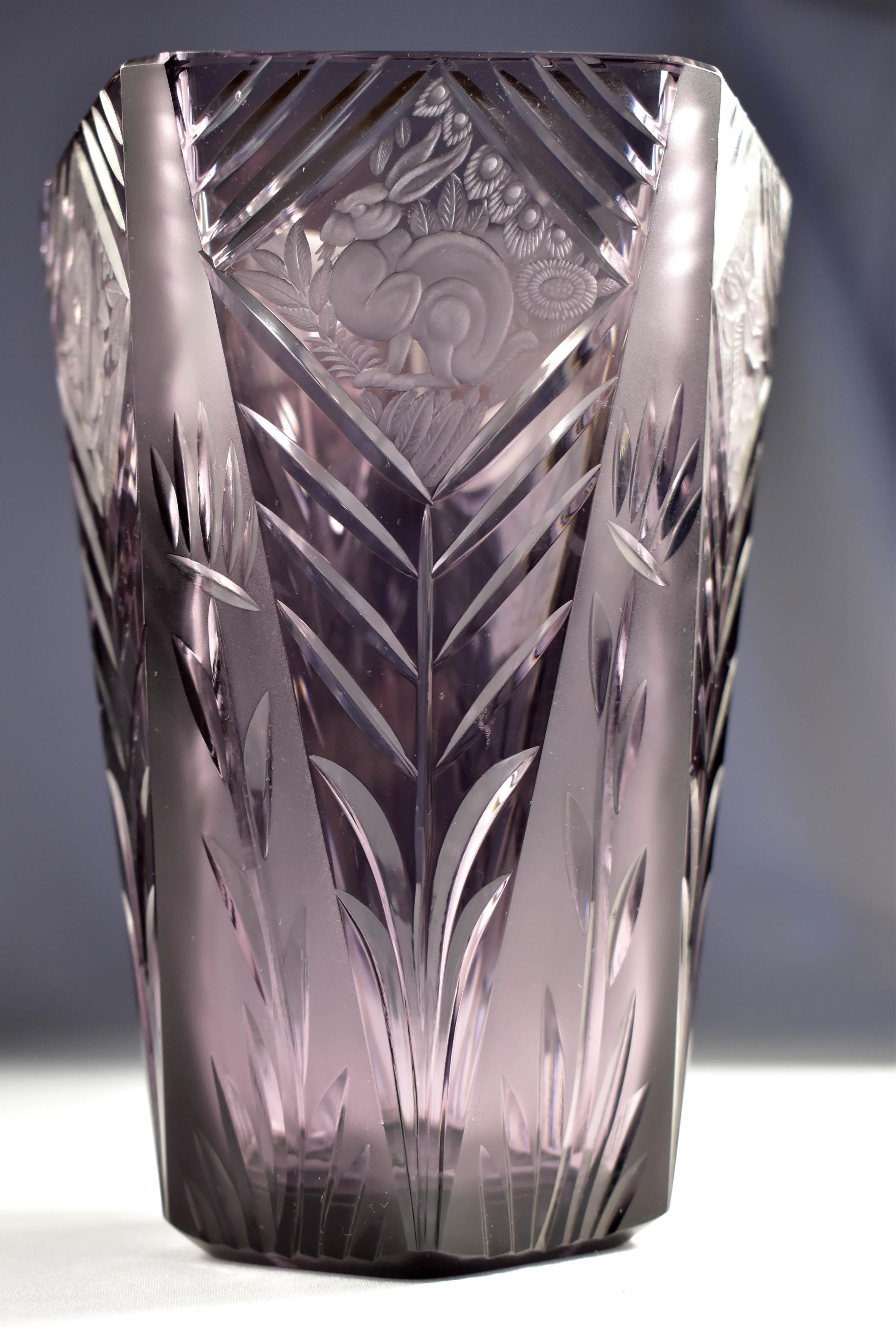 Vase ancien de Bohème  Verre améthyste taillé et gravé Art déco 20ème siècle en vente 6
