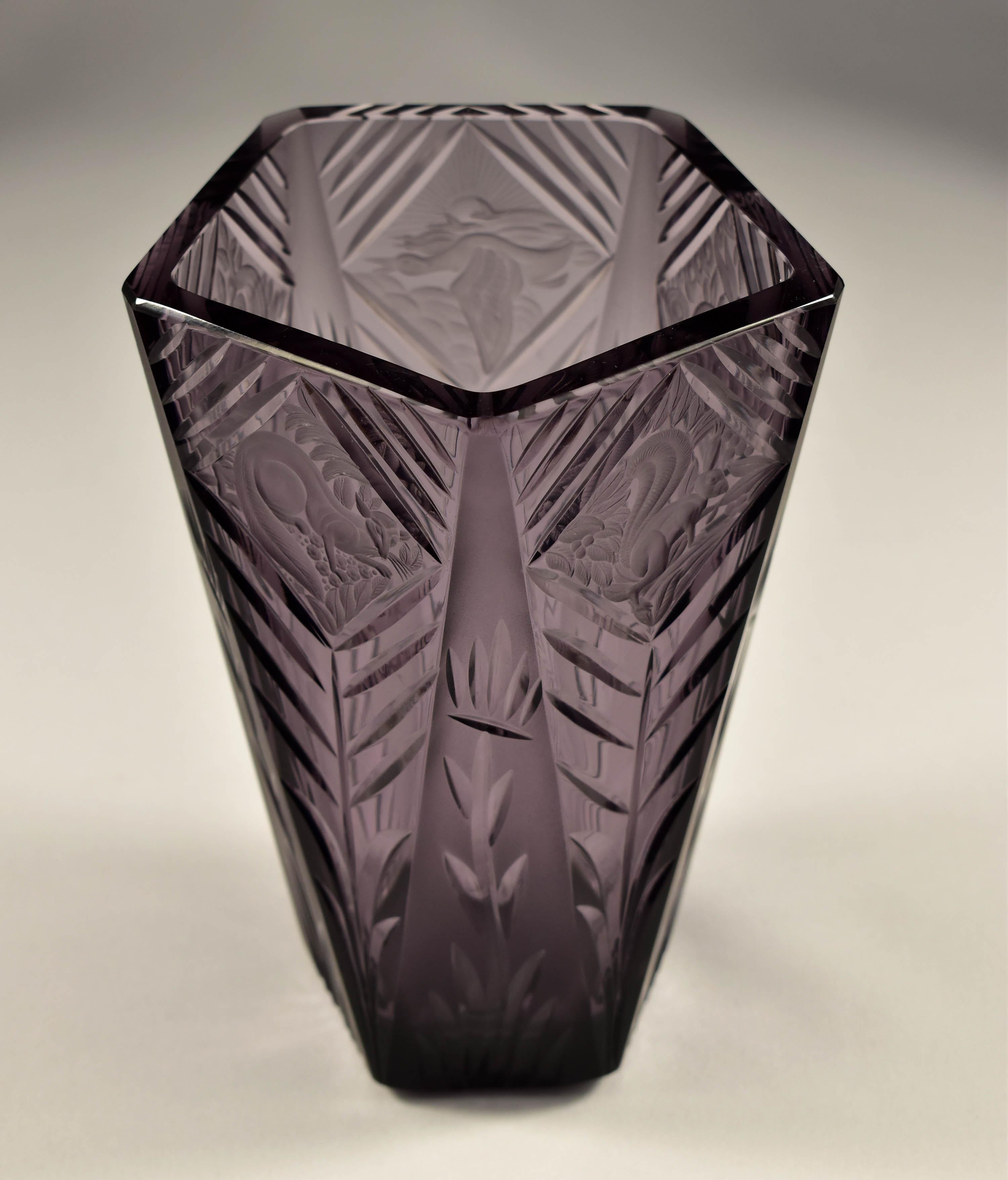 Vase ancien de Bohème  Verre améthyste taillé et gravé Art déco 20ème siècle en vente 7