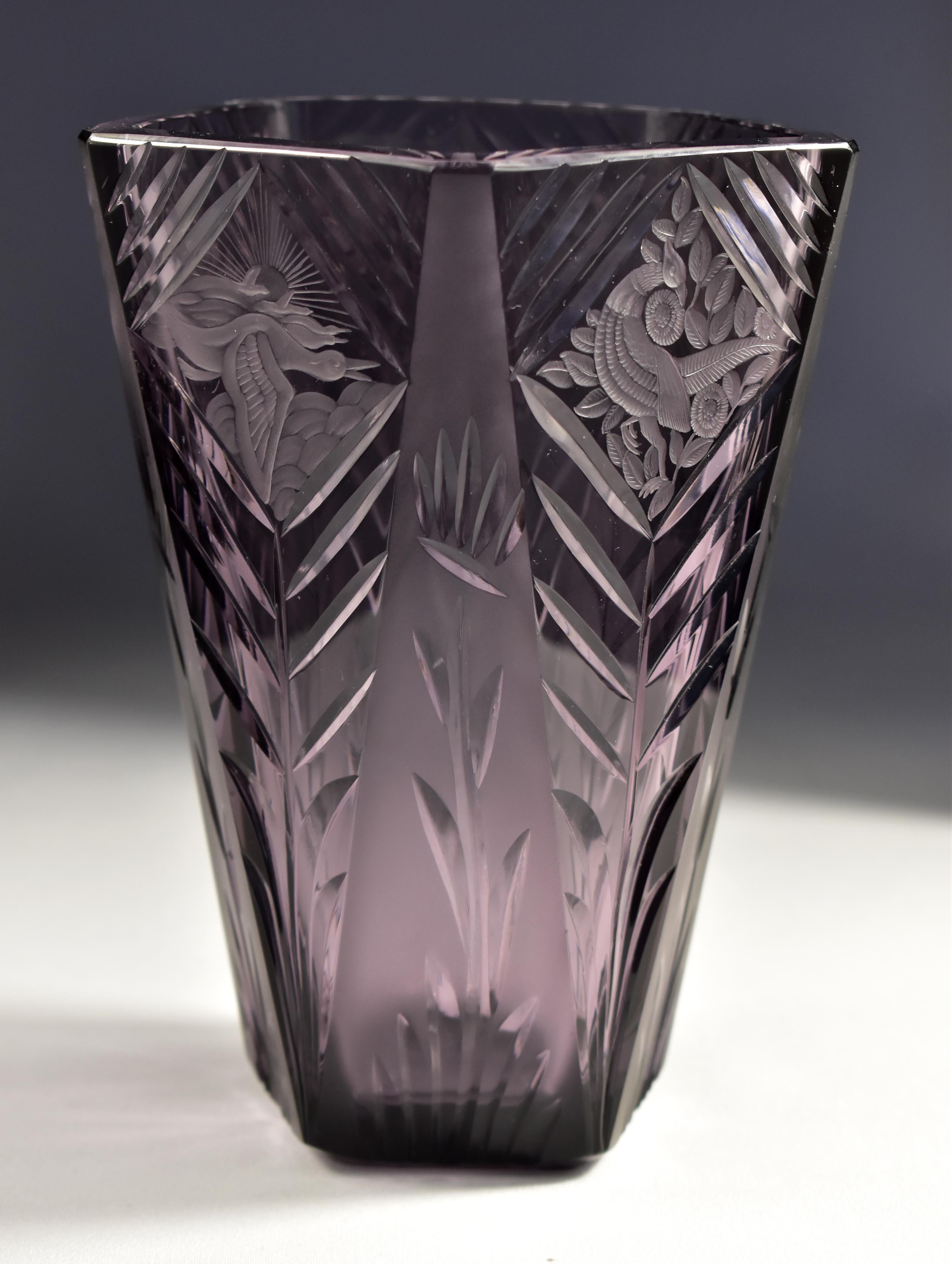 Vase en verre améthyste, gravé et taillé, décor animalier gravé et de style art déco, Le style art déco est très populaire, il s'adapte aussi bien aux intérieurs orientés vers l'art qu'aux intérieurs modernes. Le vase est magnifiquement fait à la