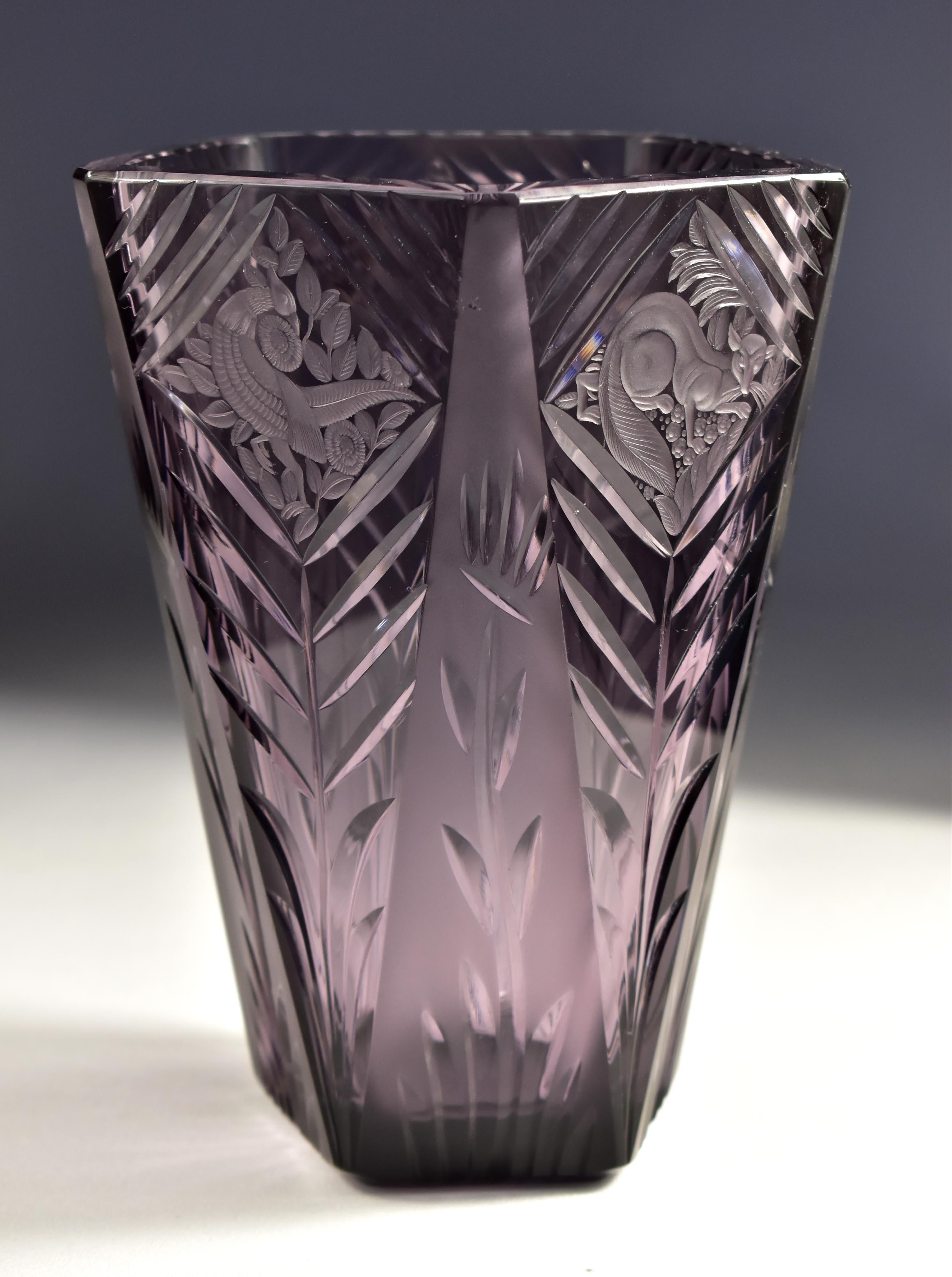 Européen Vase ancien de Bohème  Verre améthyste taillé et gravé Art déco 20ème siècle en vente