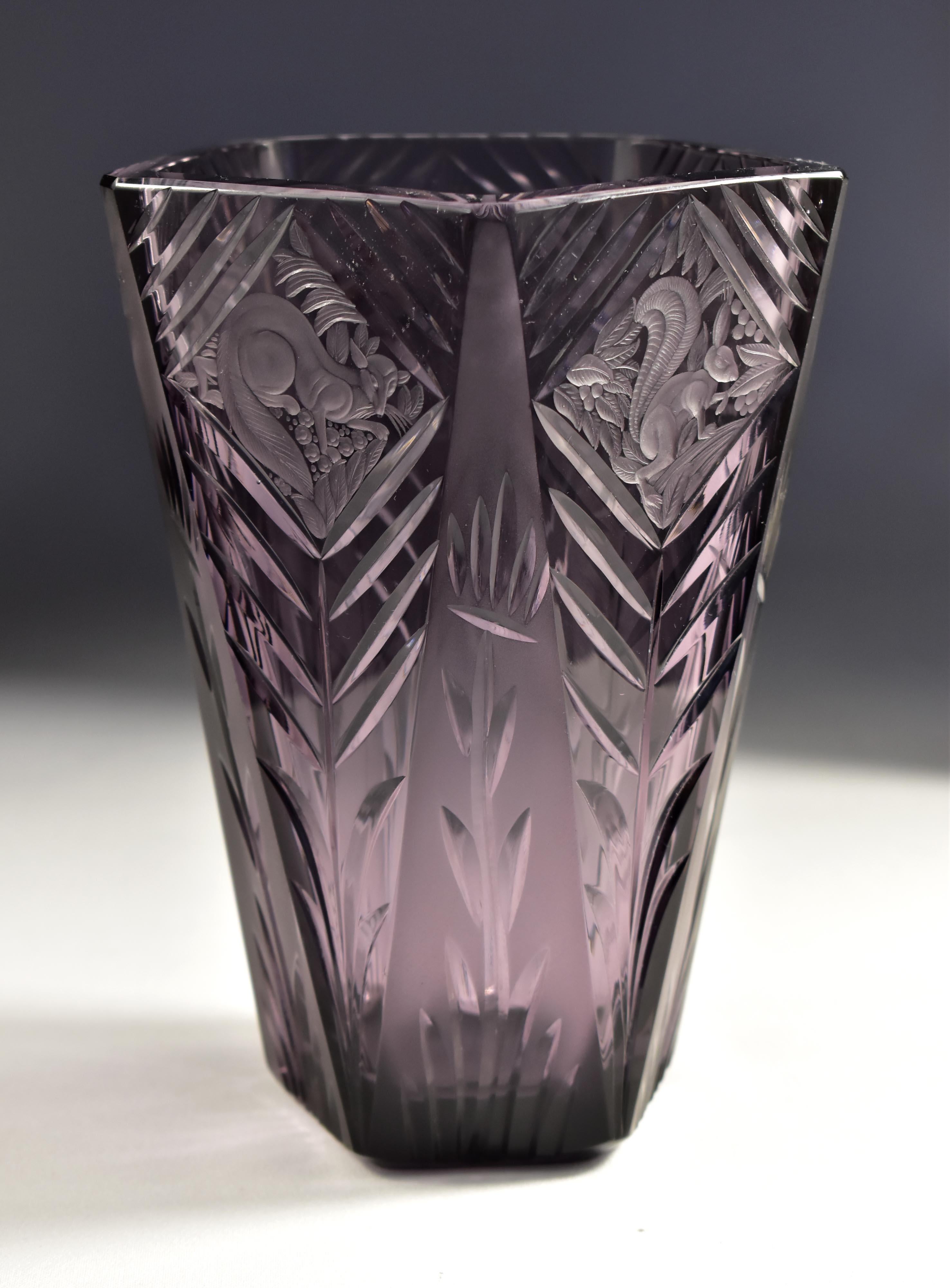 Fait main Vase ancien de Bohème  Verre améthyste taillé et gravé Art déco 20ème siècle en vente