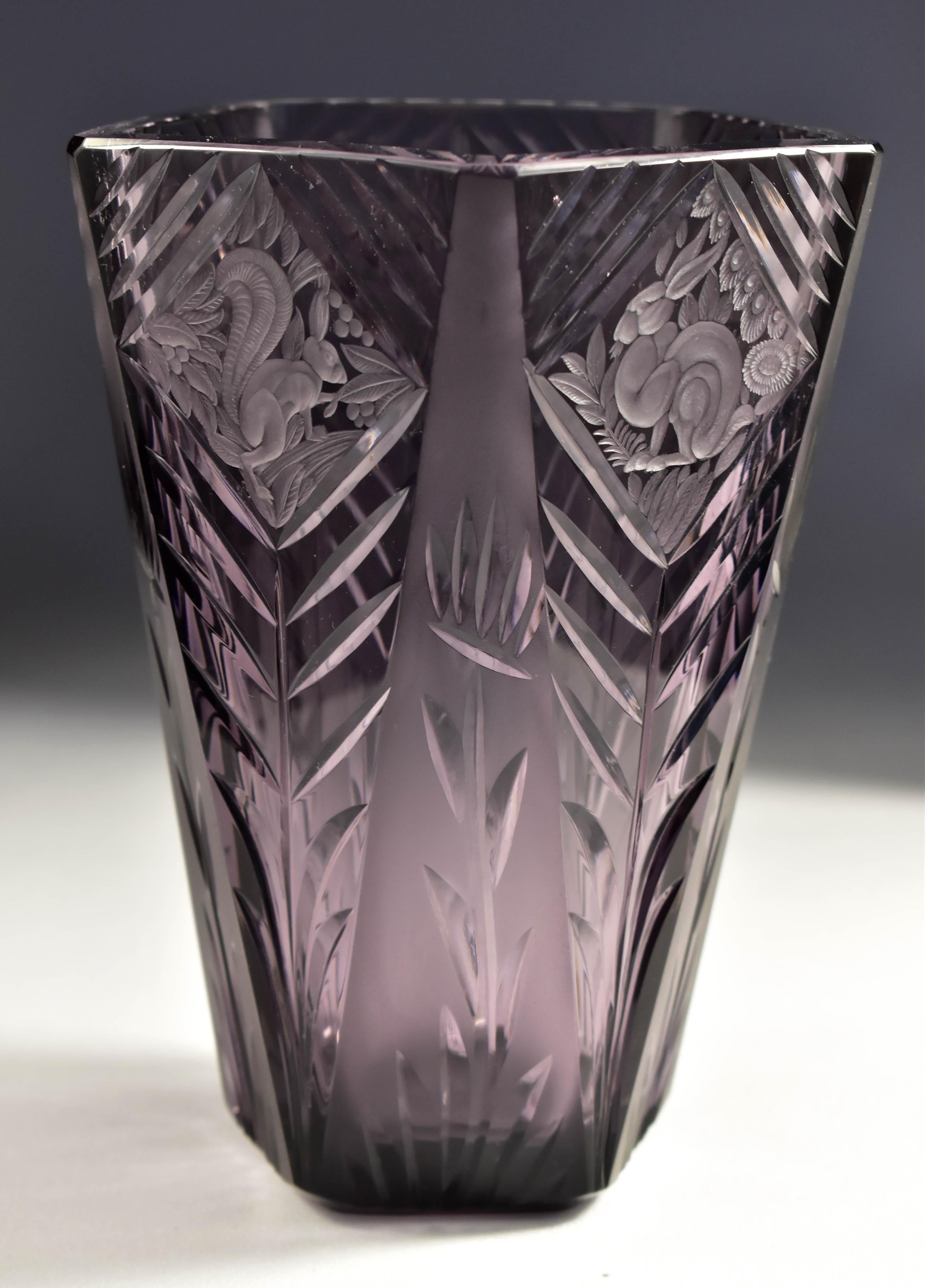 Vase ancien de Bohème  Verre améthyste taillé et gravé Art déco 20ème siècle Bon état - En vente à Nový Bor, CZ