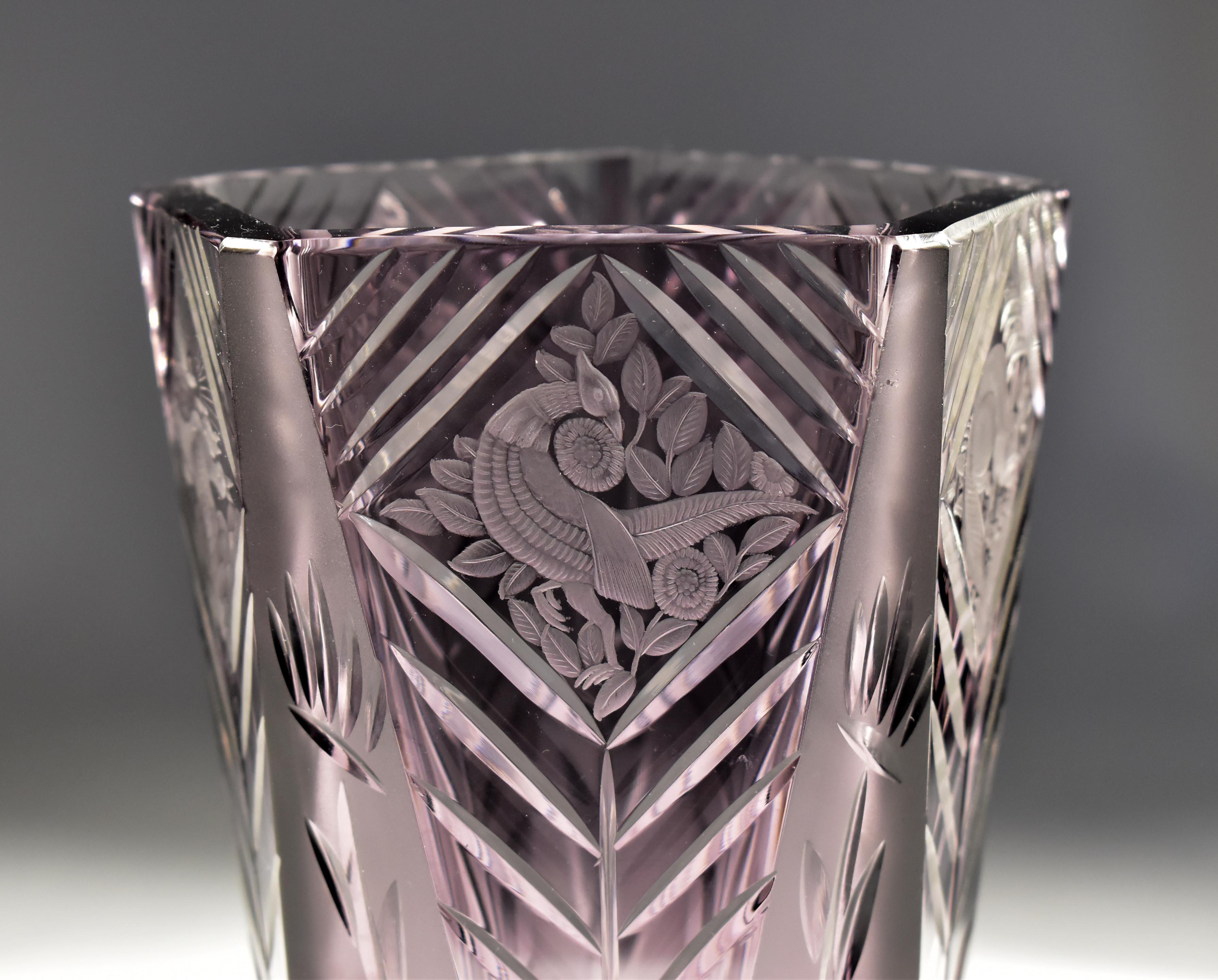 20ième siècle Vase ancien de Bohème  Verre améthyste taillé et gravé Art déco 20ème siècle en vente