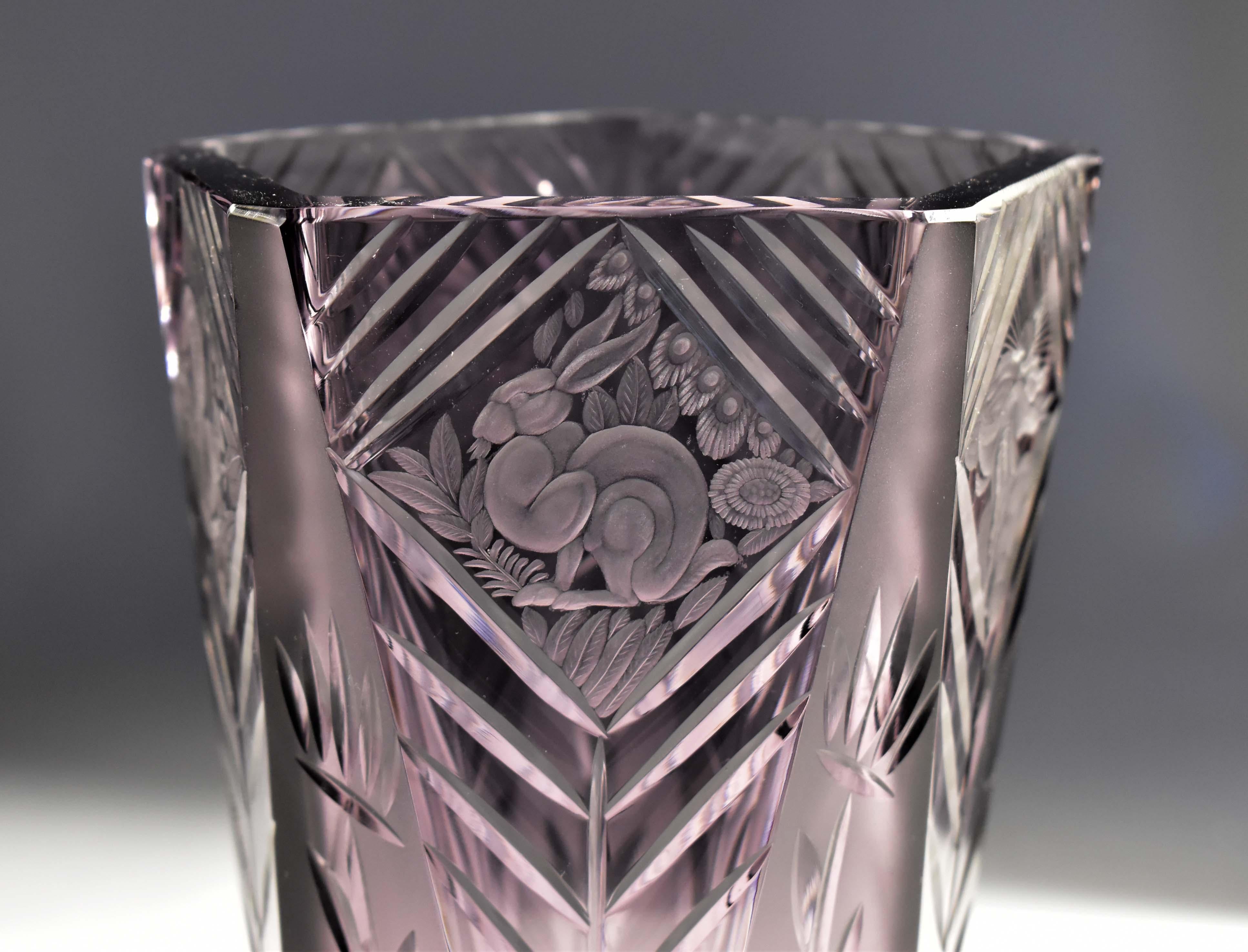 Vase ancien de Bohème  Verre améthyste taillé et gravé Art déco 20ème siècle en vente 3