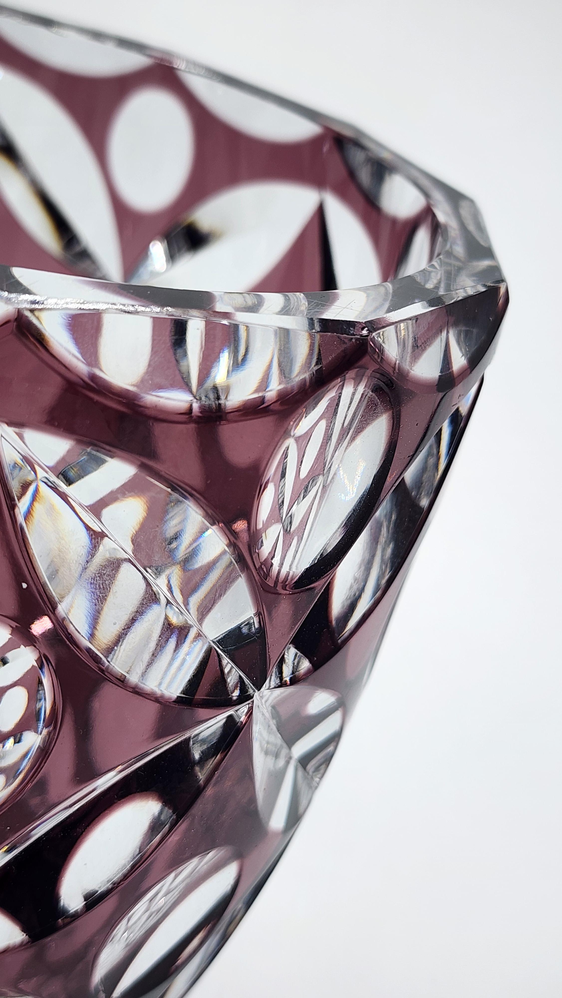 Jarrón de cristal tallado Art Decó de Bohemia Tallado a mano en venta