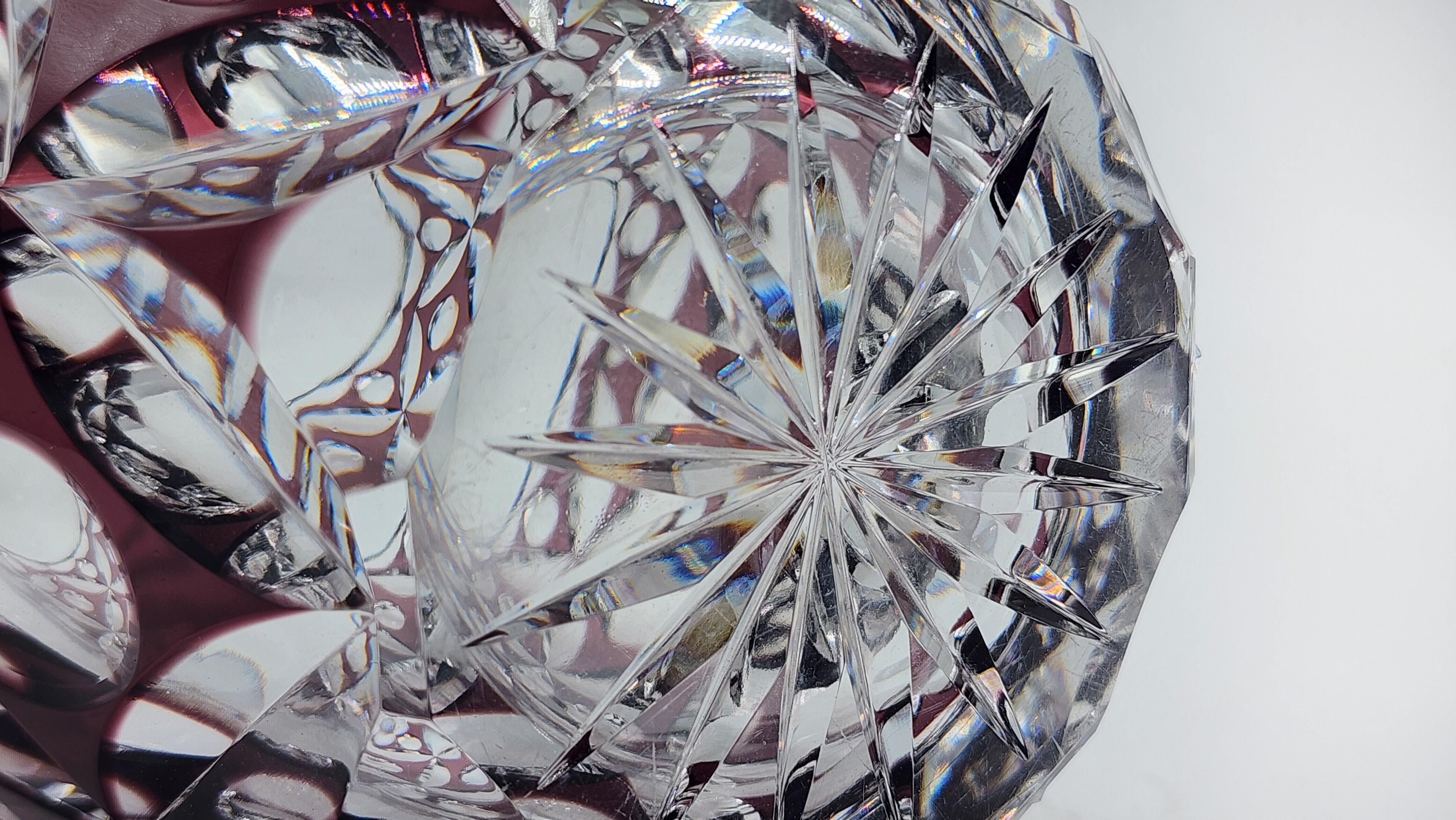 Jarrón de cristal tallado Art Decó de Bohemia Vidrio artístico en venta