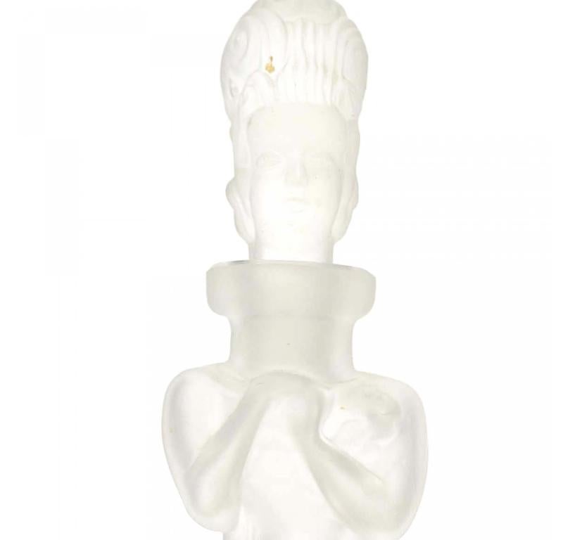 Flacon de parfum et bouchon en verre givré Art déco tchèque Bohème en forme de personnage féminin dans une robe à cerceaux victorienne.
