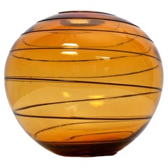 Böhmische Art-déco-Vase aus mundgeblasenem, spiralförmigem Bernsteinglas mit Faden 