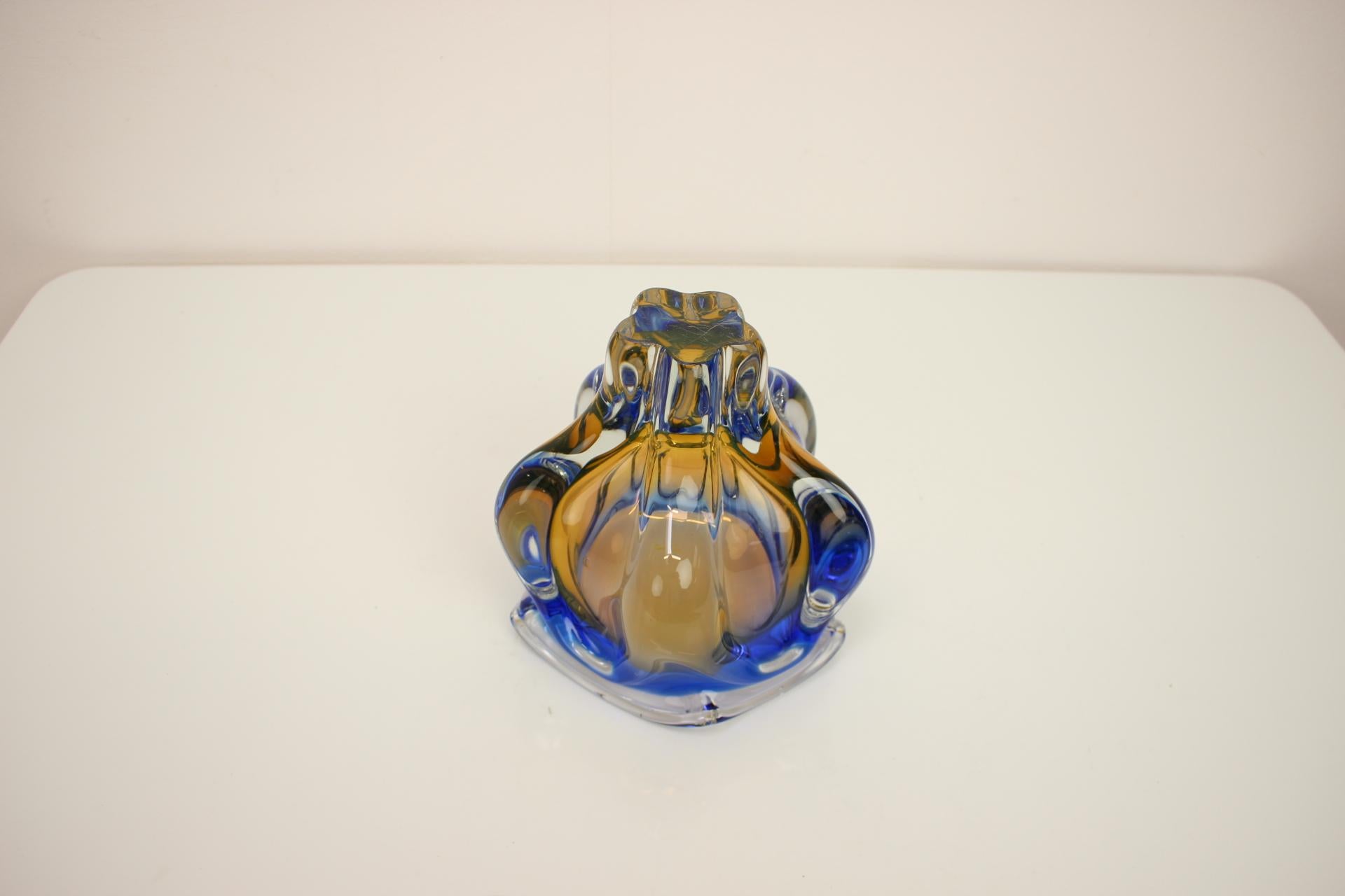 Art glass vintage ashtray designed by Josef Hospodka in the 1960's. Made by Chribska Glassworks in Czechoslovakia.
Made of glass.
Good vintage condition with some signs of use (see photos).

