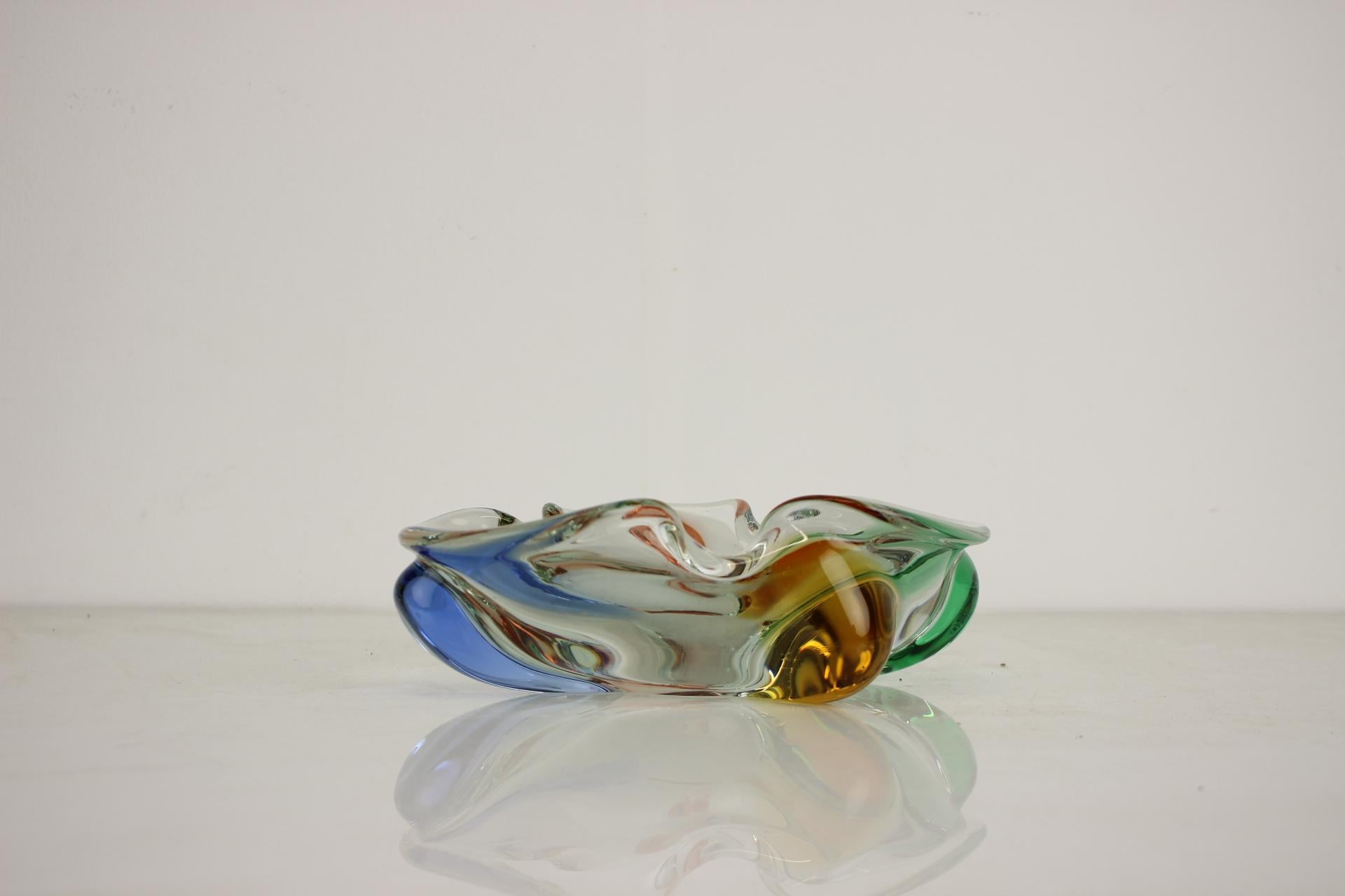Posacenere vintage in vetro artistico disegnato da Josef Hospodka negli anni '60. Realizzato dalla Chribska Glassworks in Cecoslovacchia.
Realizzato in vetro.
Buone condizioni d'epoca con alcune  piccoli segni d'uso.
