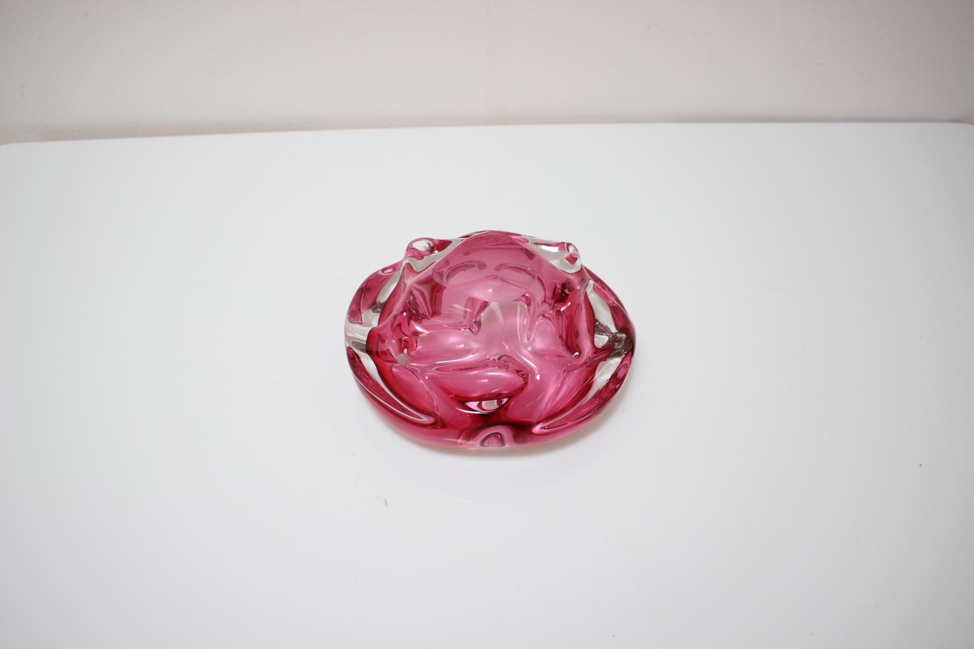Posacenere vintage in vetro artistico disegnato da Josef Hospodka negli anni '60. Realizzato dalla Chribska Glassworks in Cecoslovacchia.
Realizzato in vetro.
Buone condizioni vintage con alcuni segni d'uso (vedi foto).
