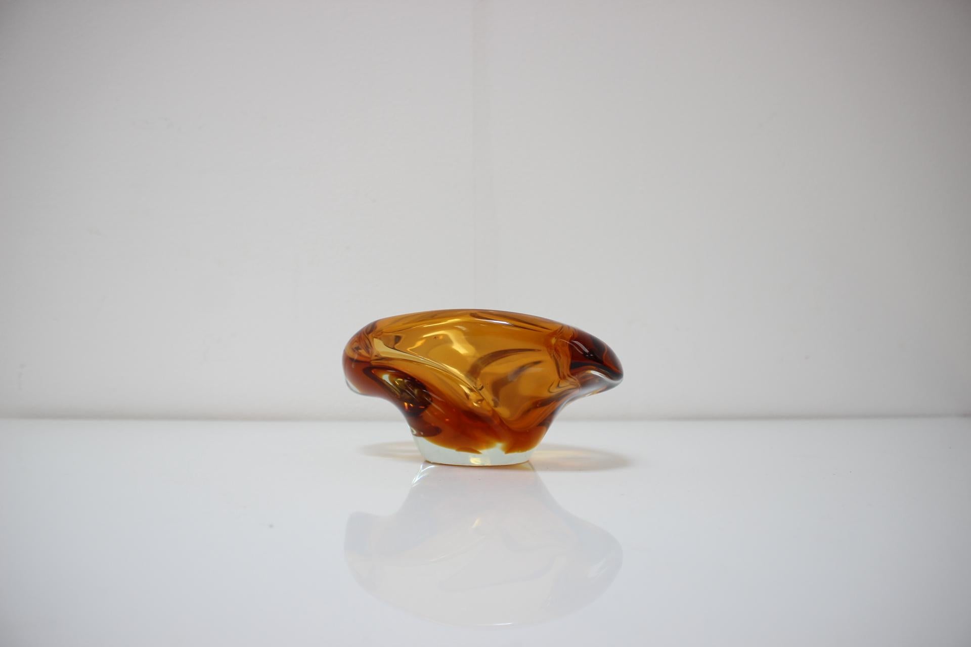 Cenicero vintage de cristal artístico diseñado por Josef Hospodka en la década de 1960. Fabricado por Chribska Glassworks en Checoslovaquia.
De cristal.
Buen estado vintage con algunos signos de uso (ver foto).
