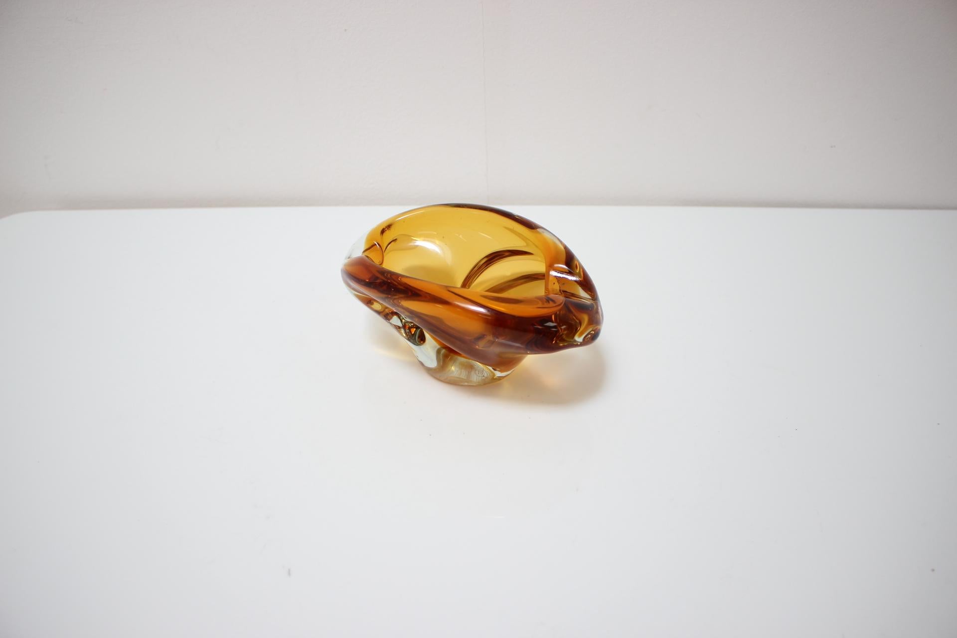 Cuenco/Cenicero de cristal de Bohemia de Josef Hospodka, años 60 Moderno de mediados de siglo en venta