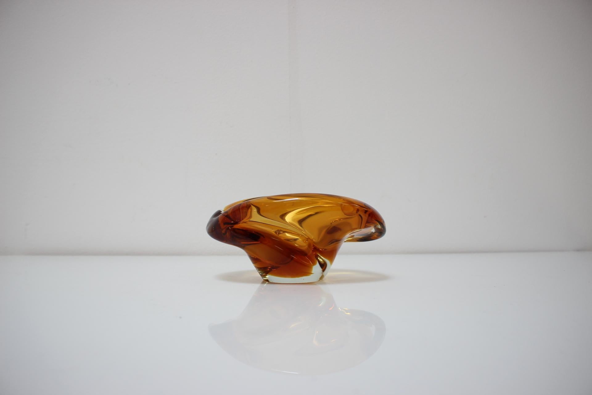 Cuenco/Cenicero de cristal de Bohemia de Josef Hospodka, años 60 Checo en venta