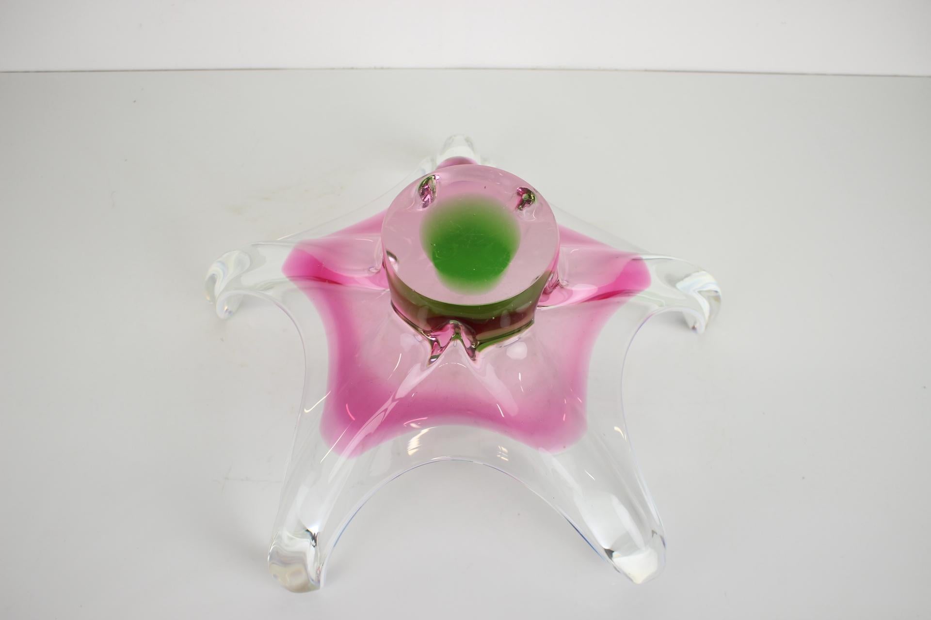 Ciotola d'epoca in vetro artistico disegnata da Josef Hospodka negli anni '60. Realizzato dalla Chribska Glassworks in Cecoslovacchia.
Realizzato in vetro.
Buone condizioni vintage con alcuni segni d'uso (vedi foto).
