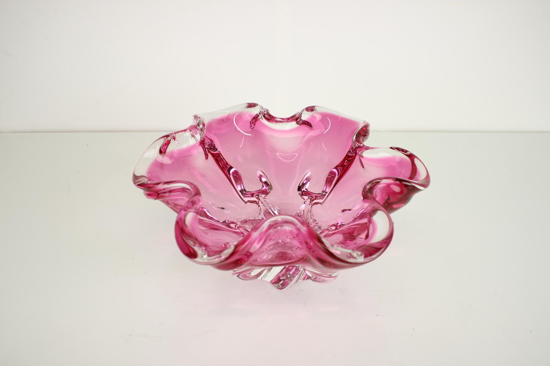 Ciotola d'epoca in vetro artistico disegnata da Josef Hospodka negli anni '60. Realizzato dalla Chribska Glassworks in Cecoslovacchia.
Realizzato in vetro.
Buone condizioni d'epoca con alcune  piccoli segni d'uso.
