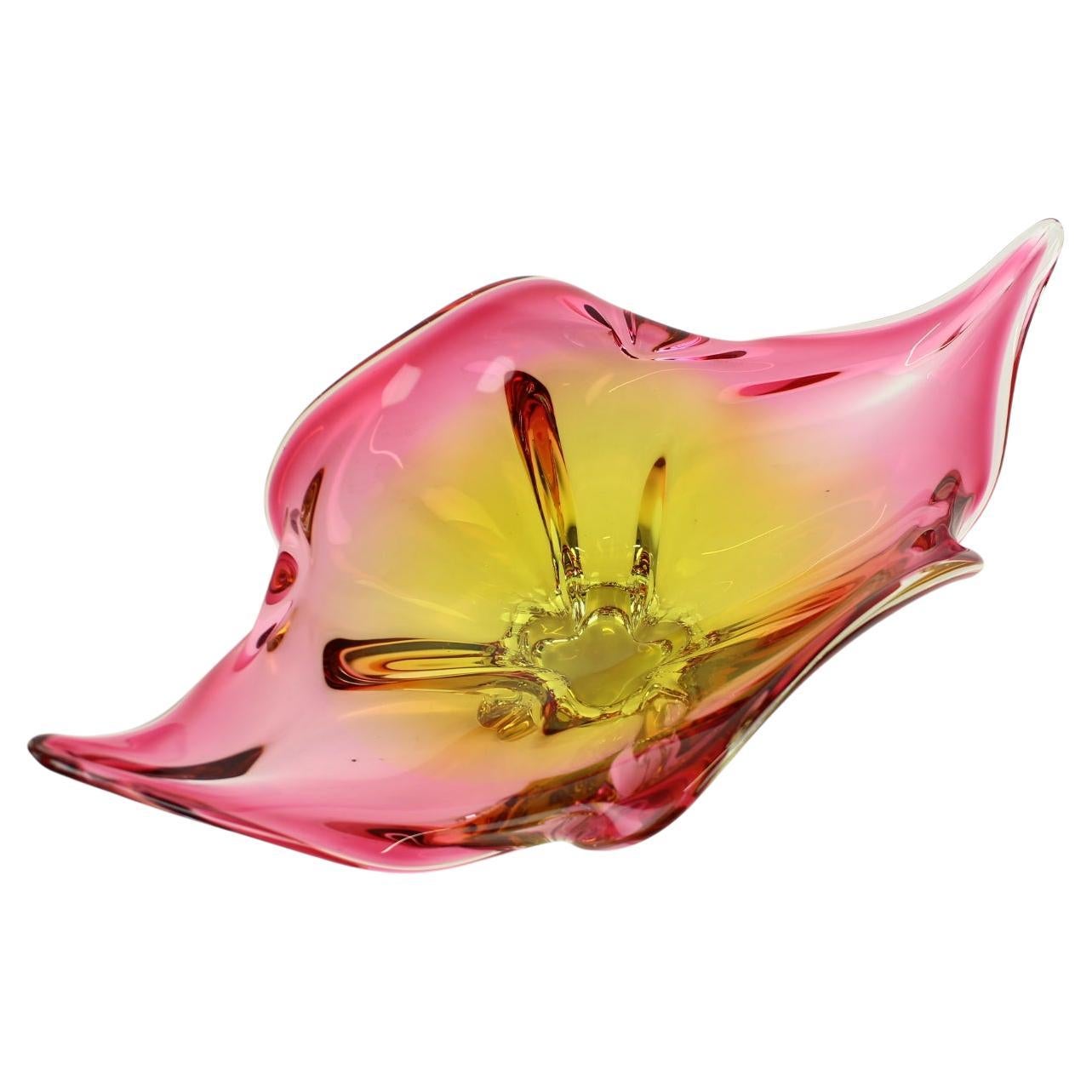 Ciotola d'epoca in vetro artistico disegnata da Josef Hospodka negli anni '60. Realizzato dalla Chribska Glassworks in Cecoslovacchia.
Realizzato in vetro.
Buone condizioni d'epoca con alcune  piccoli segni d'uso.
