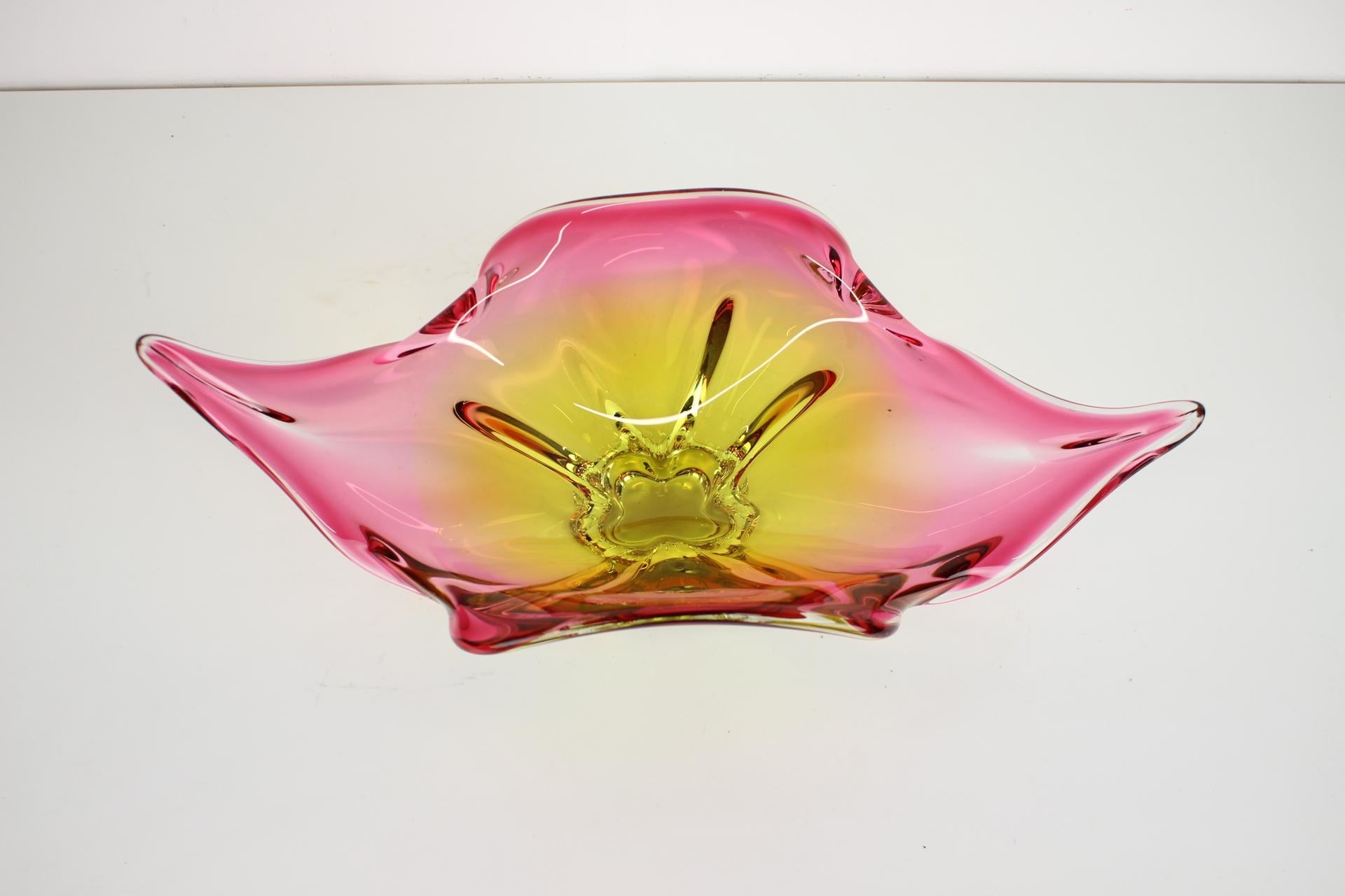Mid-Century moderno Ciotola in vetro artistico boemo di Josef Hospodka, anni '60 in vendita