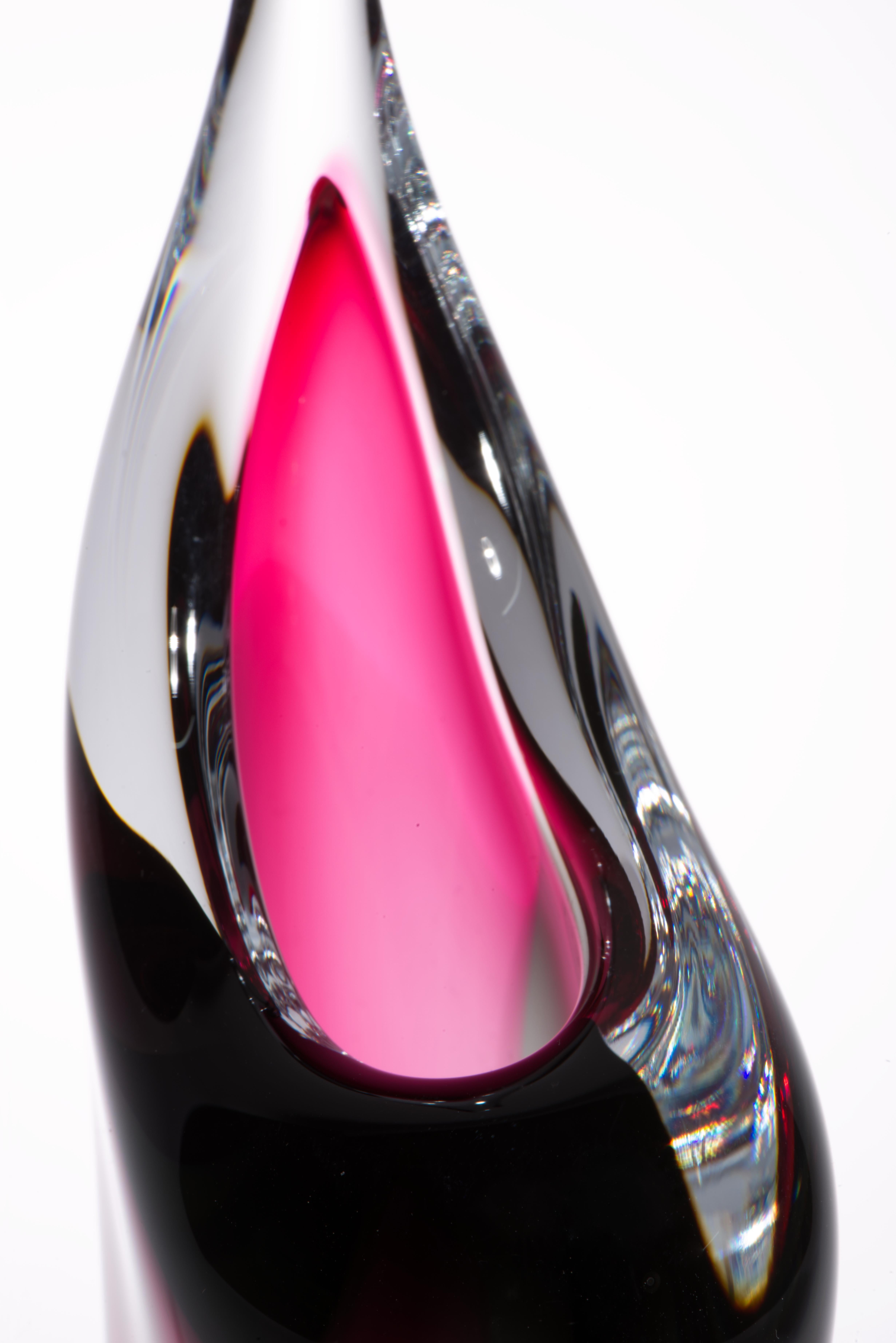 20ième siècle Vase à bourgeons Sommerso en verre d'art de Bohème, rouge et bleu sarcelle en vente