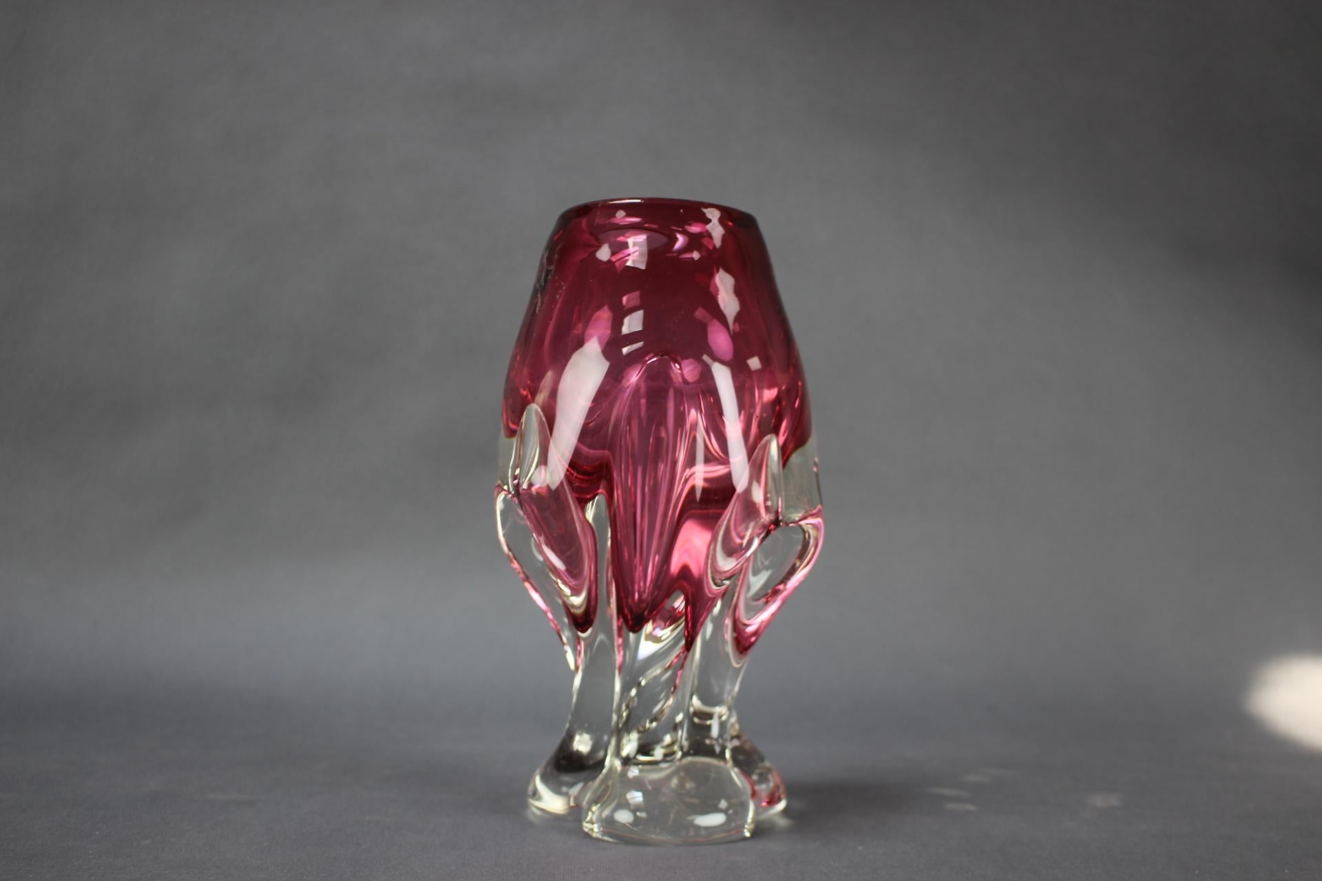 - Vase en verre d'art conçu par Josef Hospodka dans l'ancienne Tchécoslovaquie et produit par la verrerie de Chribska dans les années 1960.
- présente des signes d'usure et d'ancienneté (rayures, etc.),
- en bon état d'origine