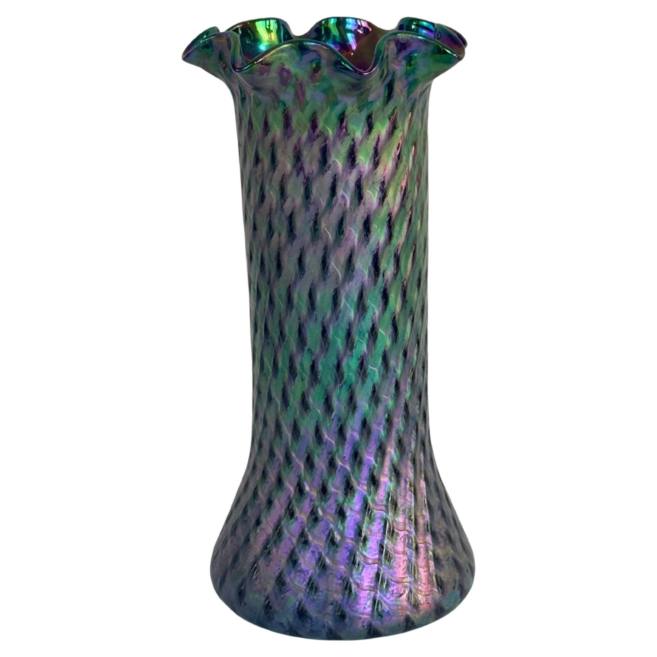 Böhmischer Jugendstil Amethyst schillernde Glasvase