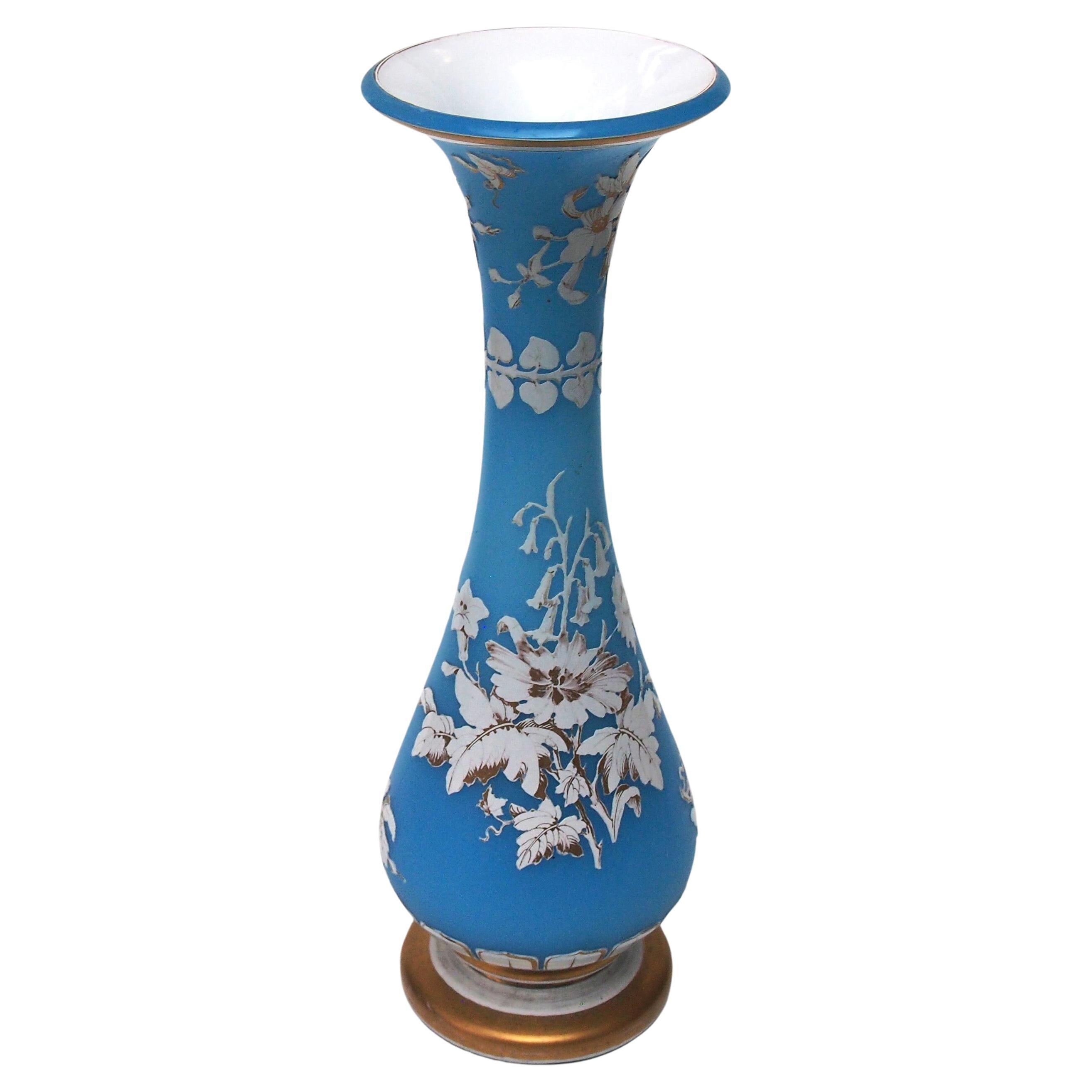 Vase en verre camée botanique bleu et blanc Harrach Art Nouveau de Bohème, 1860