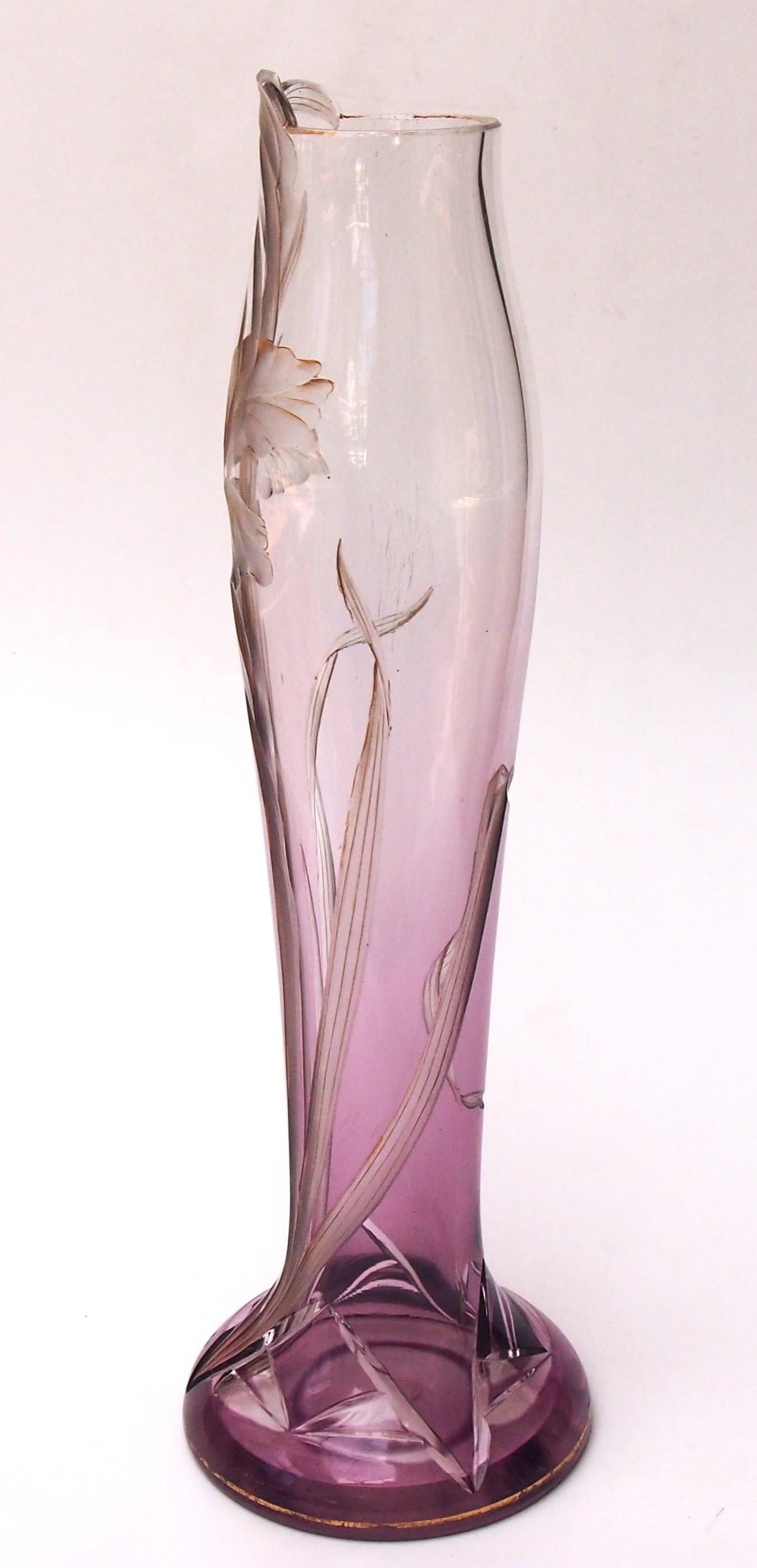 Un vivace vaso Harrach in stile Art Nouveau, di colore viola tendente al chiaro, con una rara forma di 