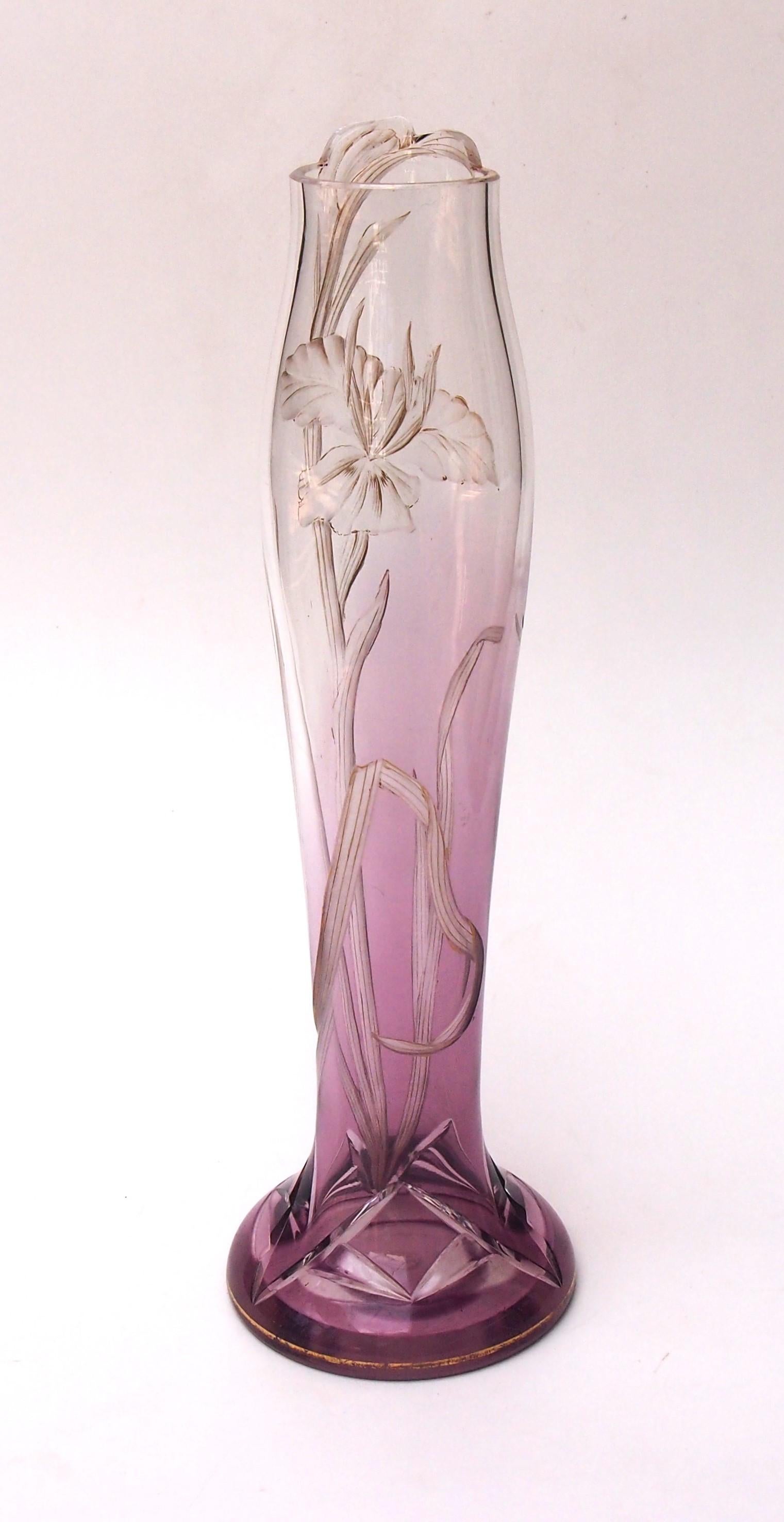 Ceco Bohemian Art Nouveau Harrach viola a taglio di ruota chiaro  Vaso di vetro sagomato, 1900 in vendita