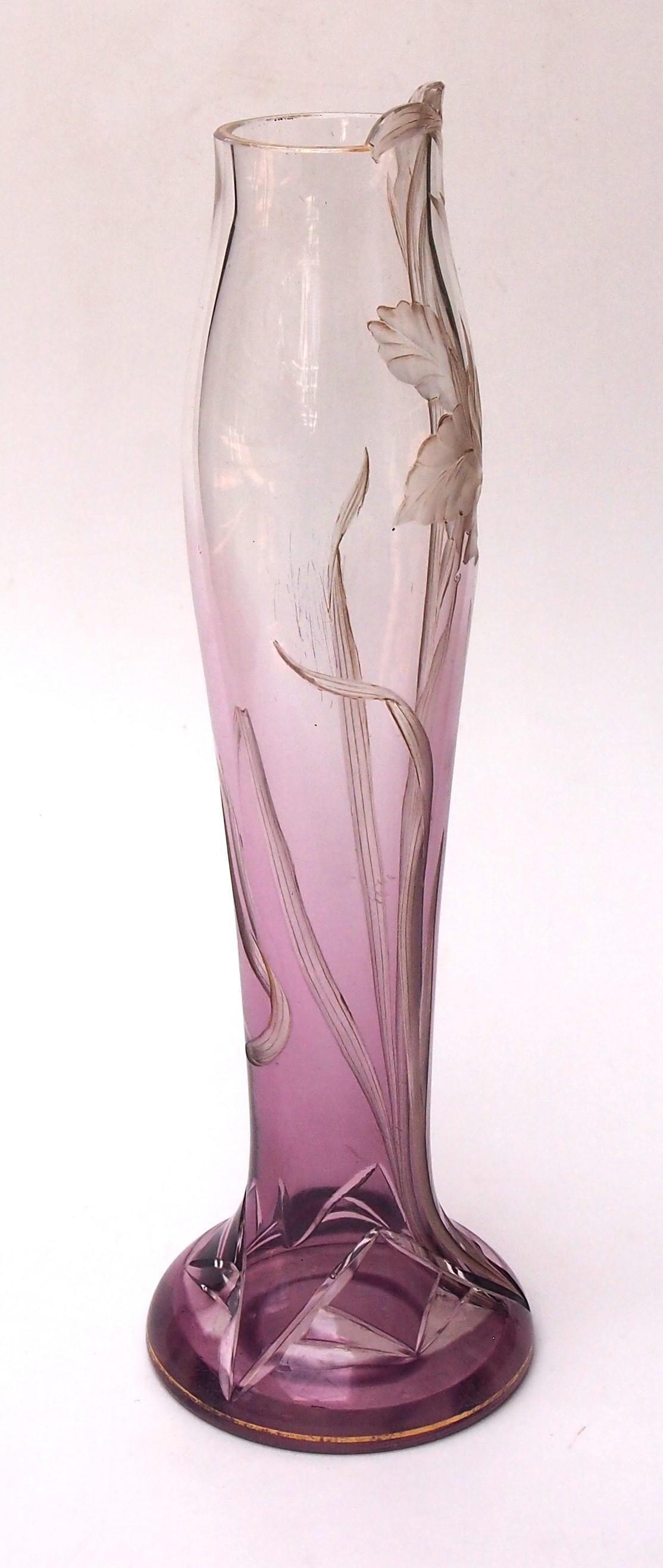 Bohemian Art Nouveau Harrach viola a taglio di ruota chiaro  Vaso di vetro sagomato, 1900 In condizioni buone in vendita a Worcester Park, GB