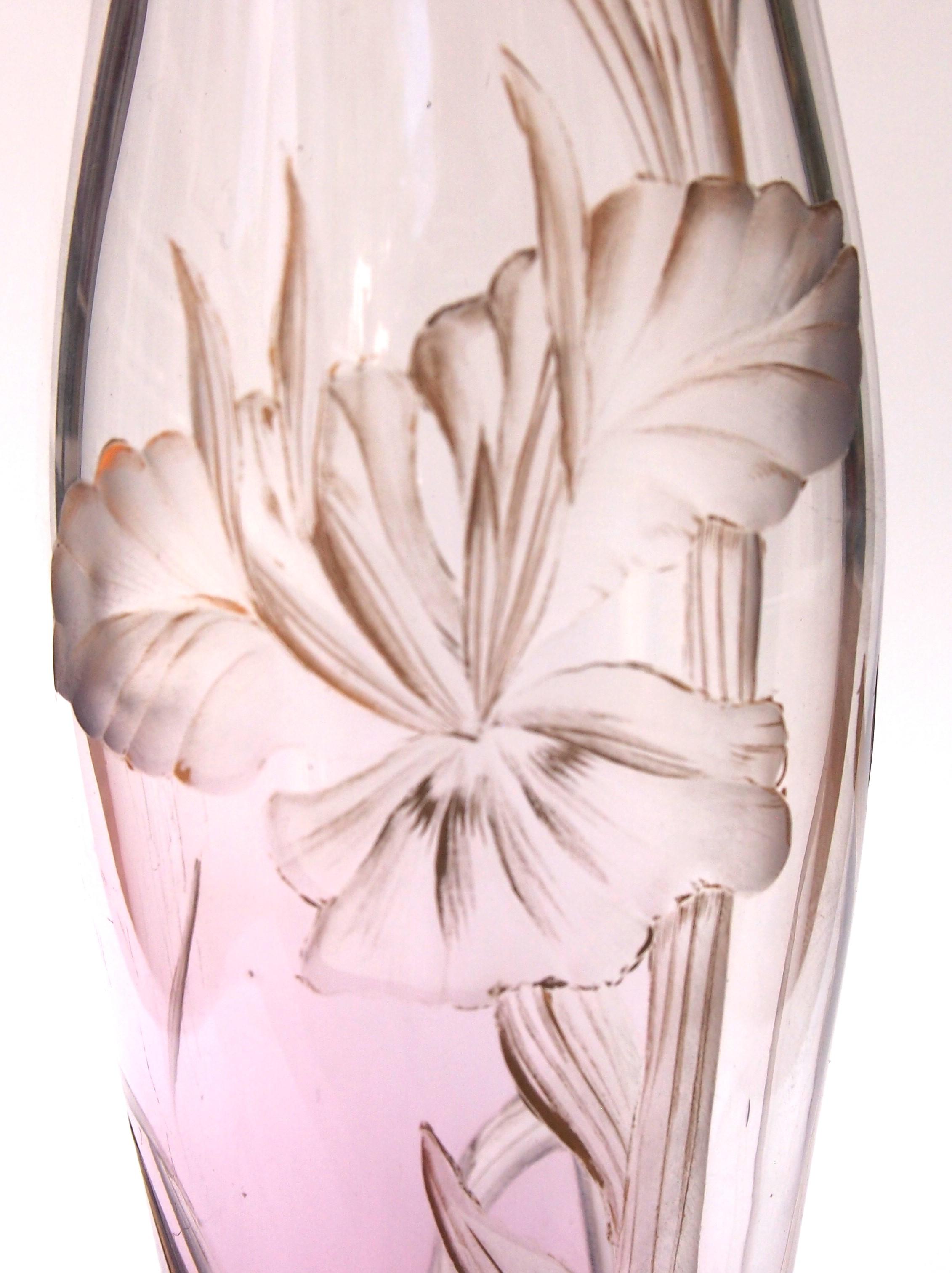 Bohemian Art Nouveau Harrach viola a taglio di ruota chiaro  Vaso di vetro sagomato, 1900 in vendita 1