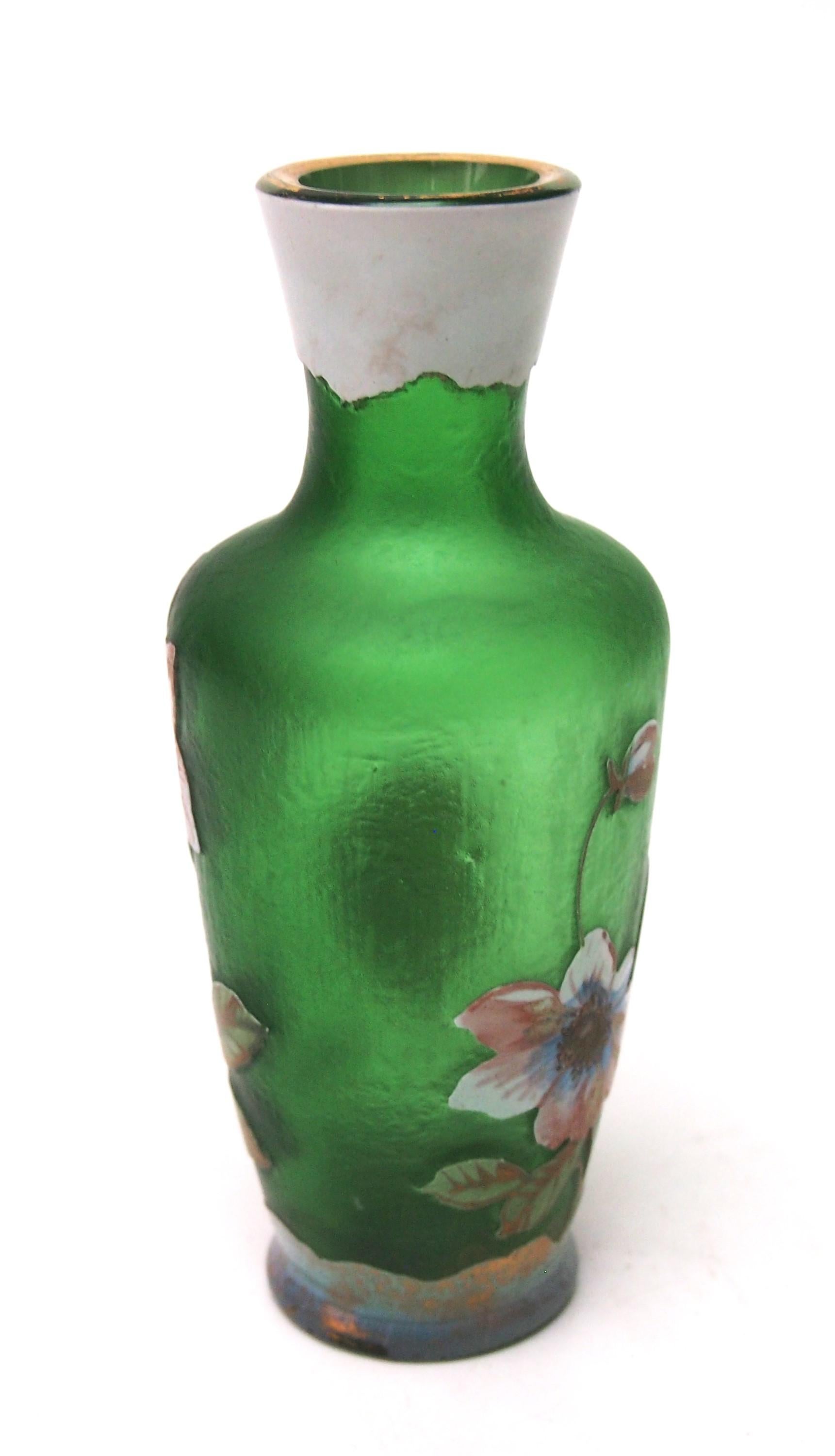 Eine hübsche Jugendstilvase in opakem Weiß und lebhaftem Grün aus Harrach in Form einer kleinen Flasche mit Kamee und Emaille. Darstellung von Blumen aus mehrfarbigem Email. Die Emaillierung ist fein auf den Blumen dargestellt und ist überwiegend
