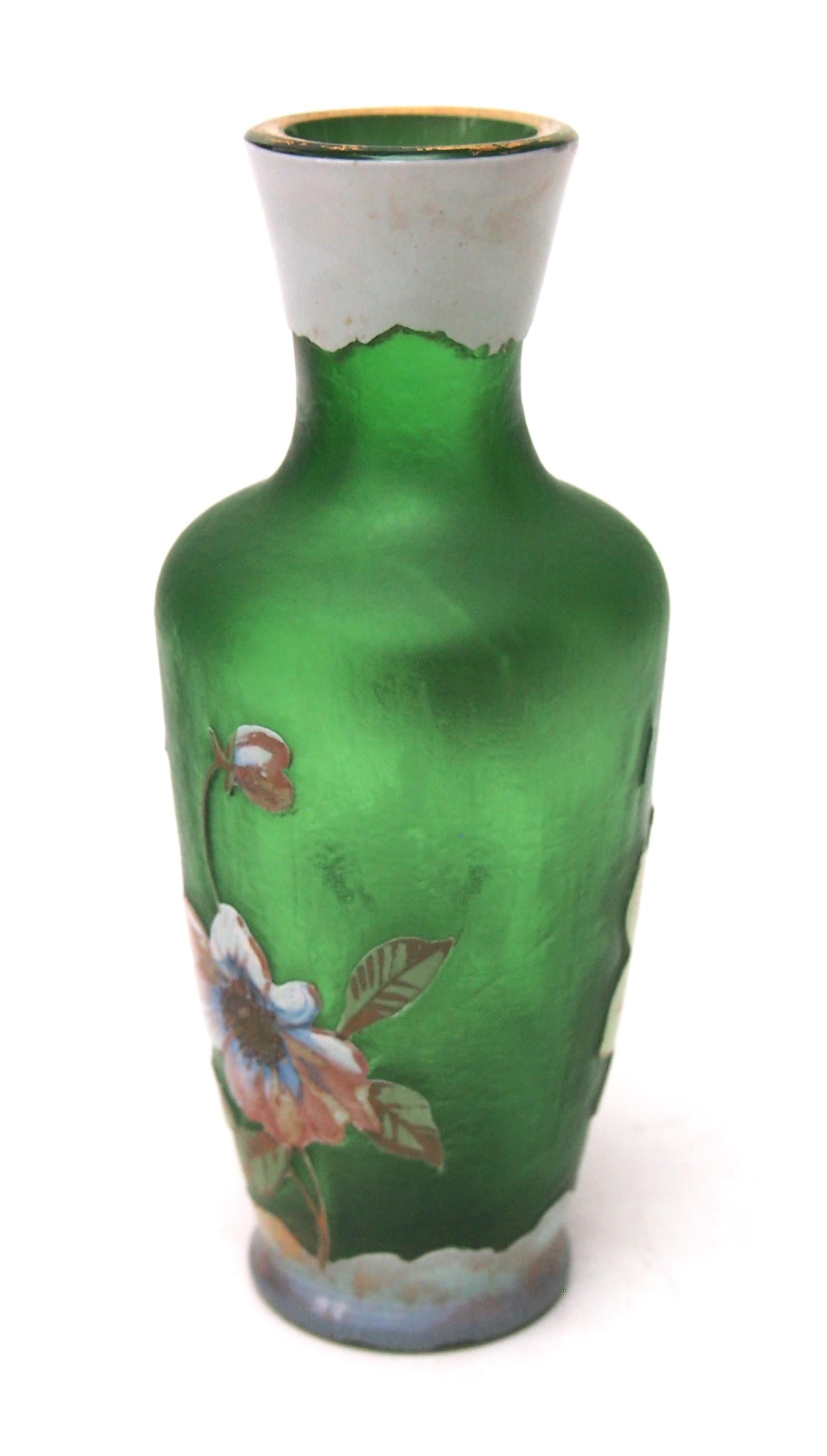 Böhmische Harrach-Vase aus weißem über grünem Kamee- und emailliertem Glas im Jugendstil, 1900 (Art nouveau) im Angebot