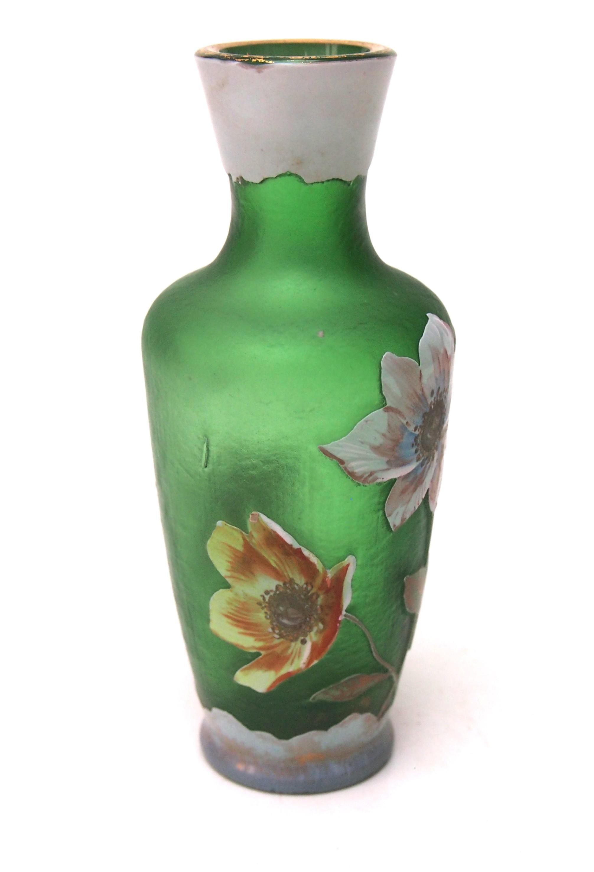 Böhmische Harrach-Vase aus weißem über grünem Kamee- und emailliertem Glas im Jugendstil, 1900 (Tschechisch) im Angebot