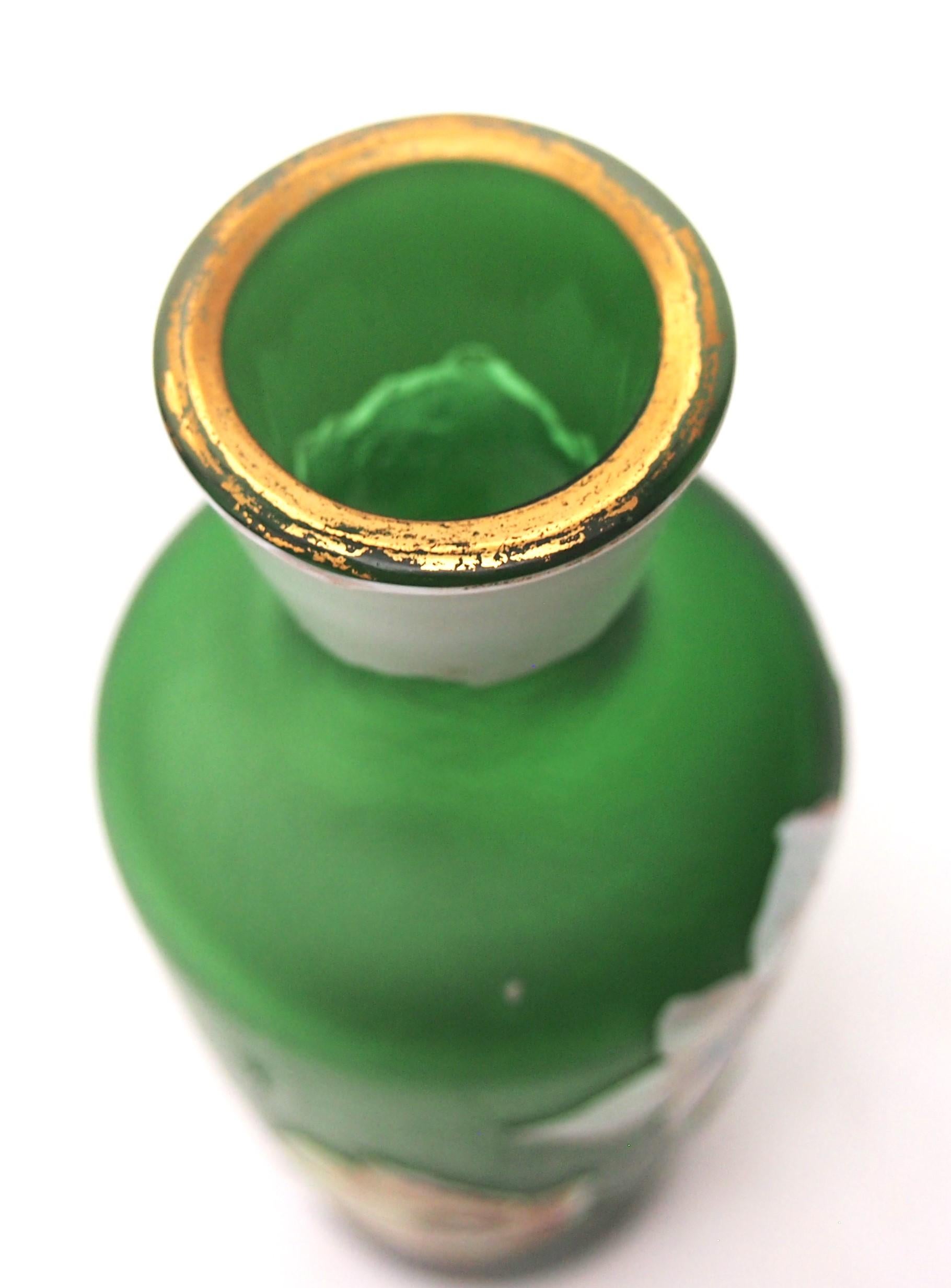 Böhmische Harrach-Vase aus weißem über grünem Kamee- und emailliertem Glas im Jugendstil, 1900 im Zustand „Gut“ im Angebot in Worcester Park, GB