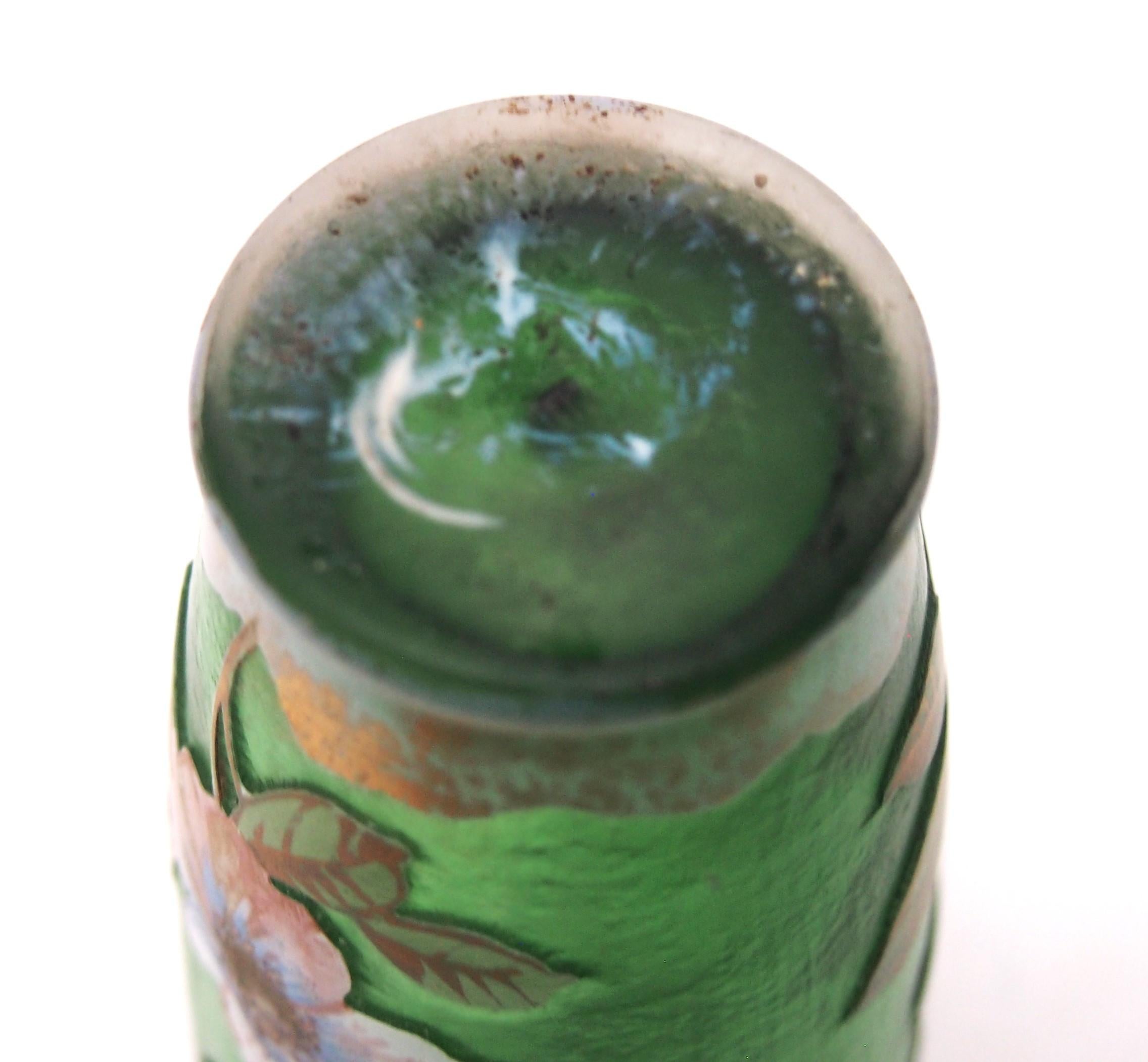 Böhmische Harrach-Vase aus weißem über grünem Kamee- und emailliertem Glas im Jugendstil, 1900 (Frühes 20. Jahrhundert) im Angebot