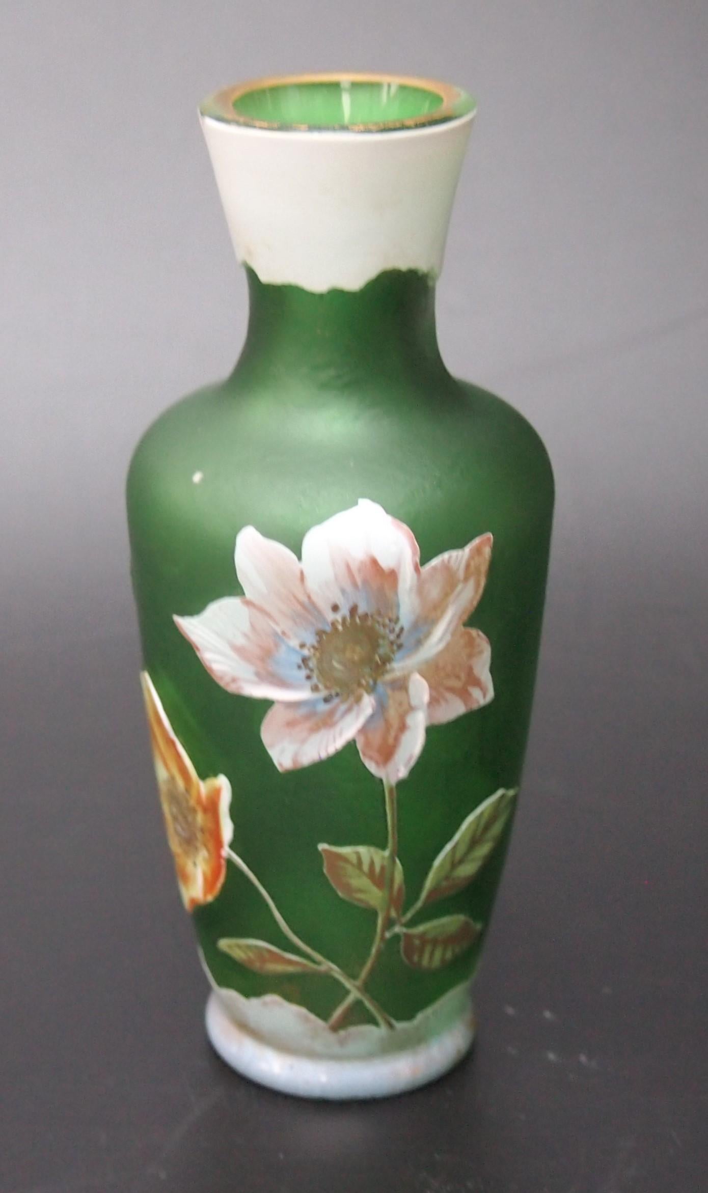 Böhmische Harrach-Vase aus weißem über grünem Kamee- und emailliertem Glas im Jugendstil, 1900 (Glaskunst) im Angebot