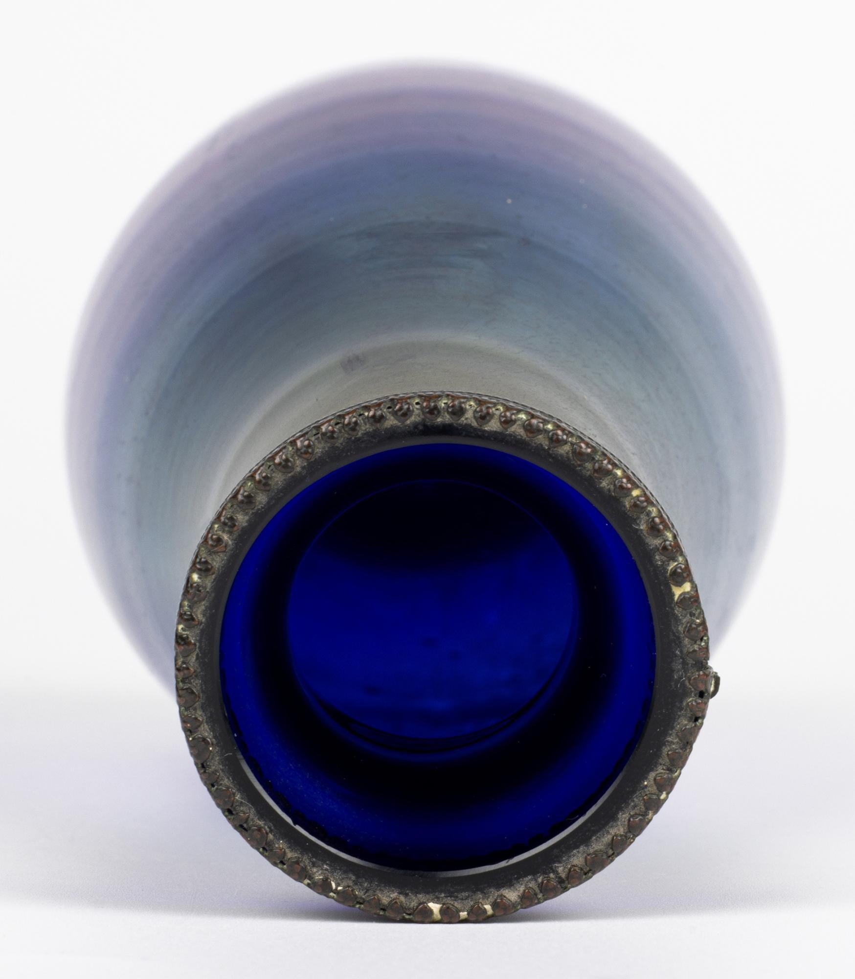 Vaso in vetro artistico iridescente con montatura in metallo in stile liberty boemo in vendita 4