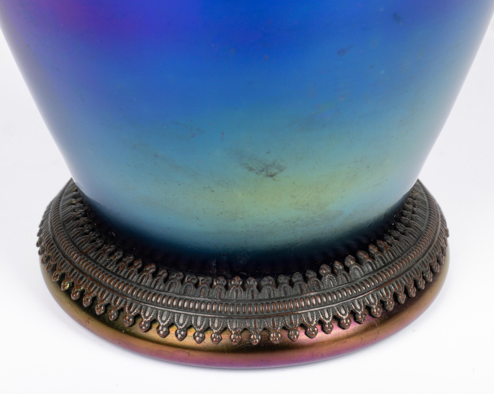 Art Nouveau Vaso in vetro artistico iridescente con montatura in metallo in stile liberty boemo in vendita