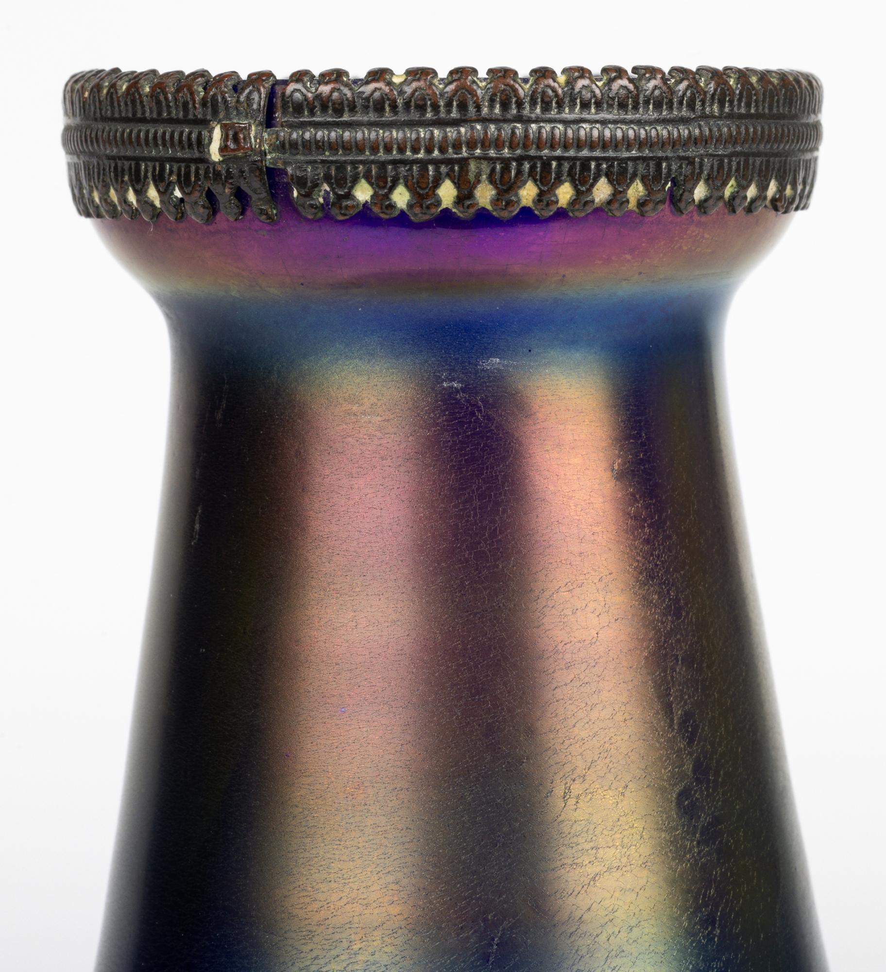 Austriaco Vaso in vetro artistico iridescente con montatura in metallo in stile liberty boemo in vendita