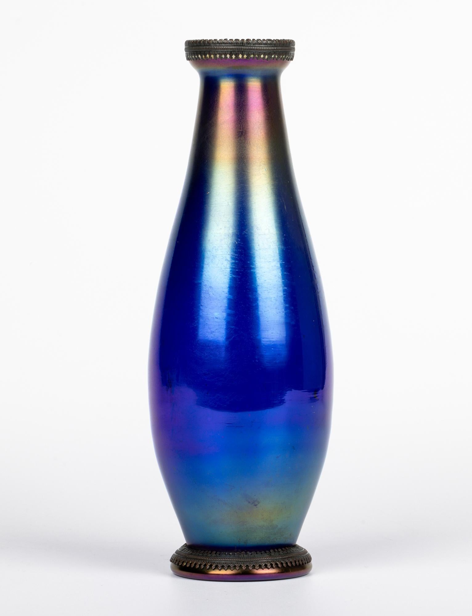 Fatto a mano Vaso in vetro artistico iridescente con montatura in metallo in stile liberty boemo in vendita