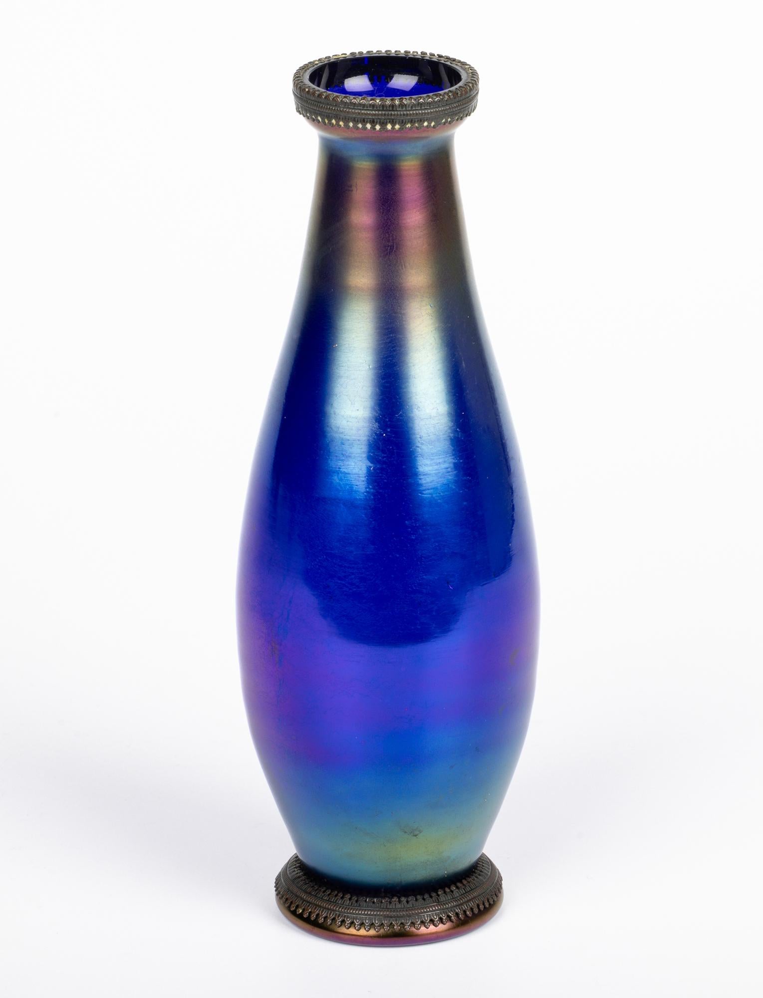 Inizio XX secolo Vaso in vetro artistico iridescente con montatura in metallo in stile liberty boemo in vendita
