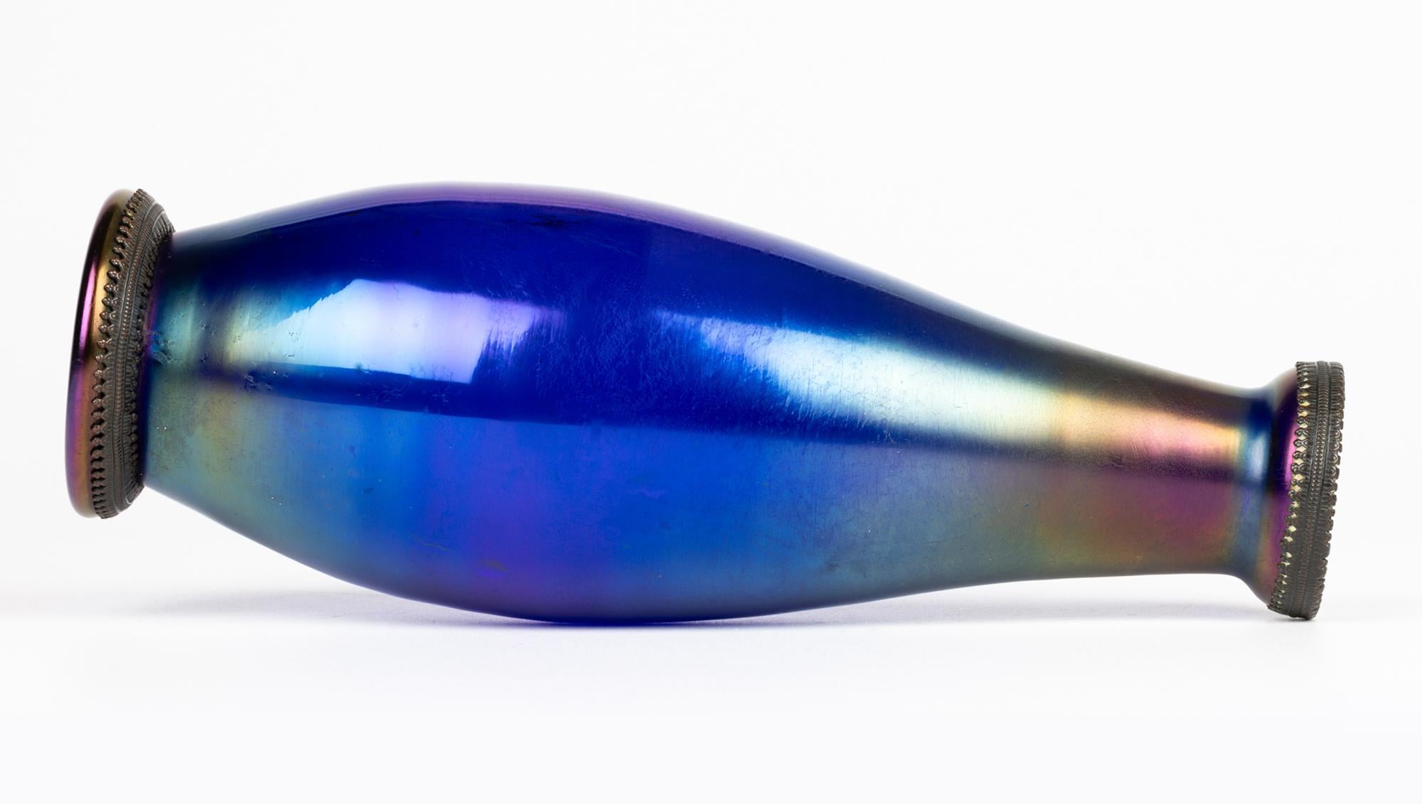 Vaso in vetro artistico iridescente con montatura in metallo in stile liberty boemo in vendita 1